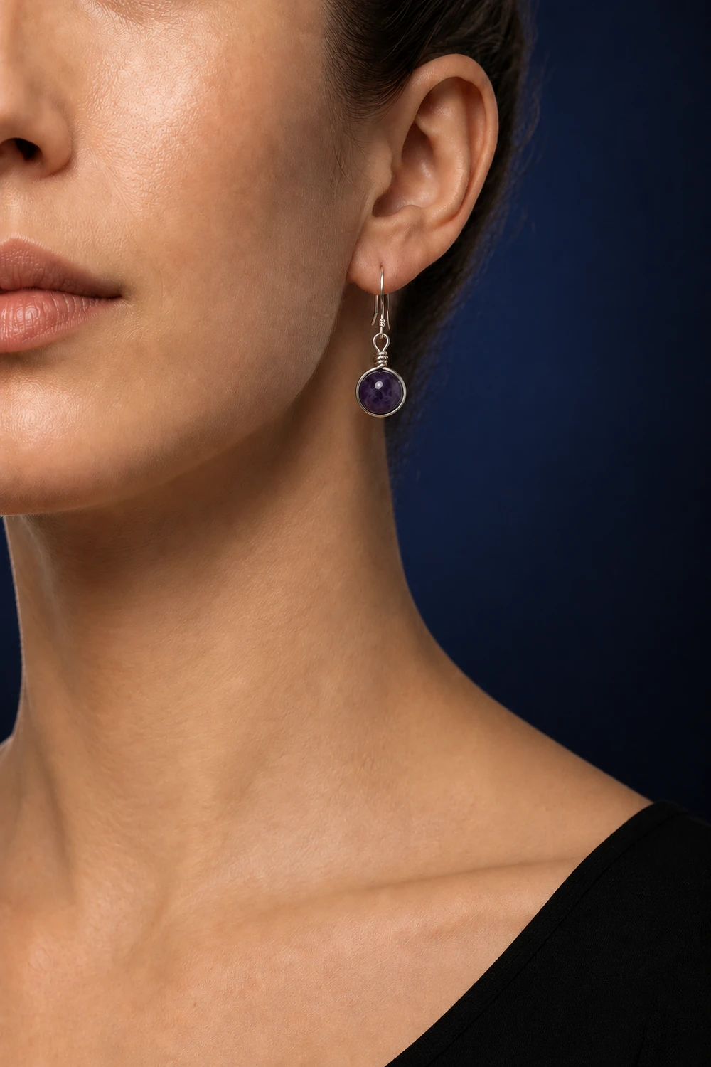 Ametist 8mm Tel Çerçeveli Küpe model üzerinde gece