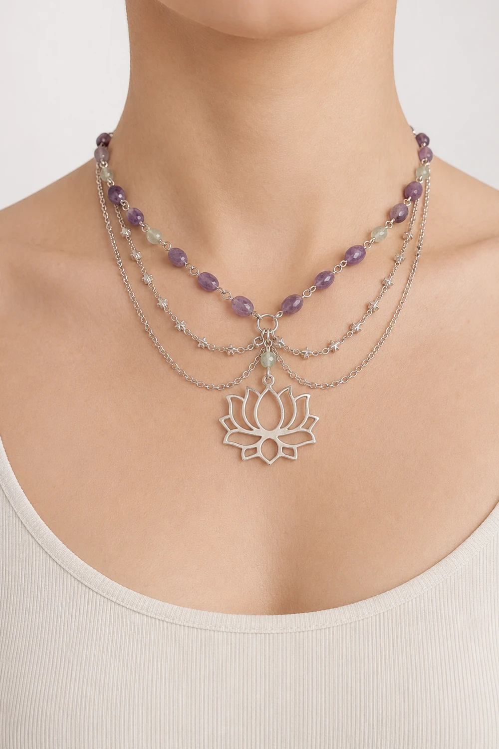 Ametist ve Florit Taşlı Lotus Çiçeği Uçlu Zincirli Kolye takılı hali yakın çekim