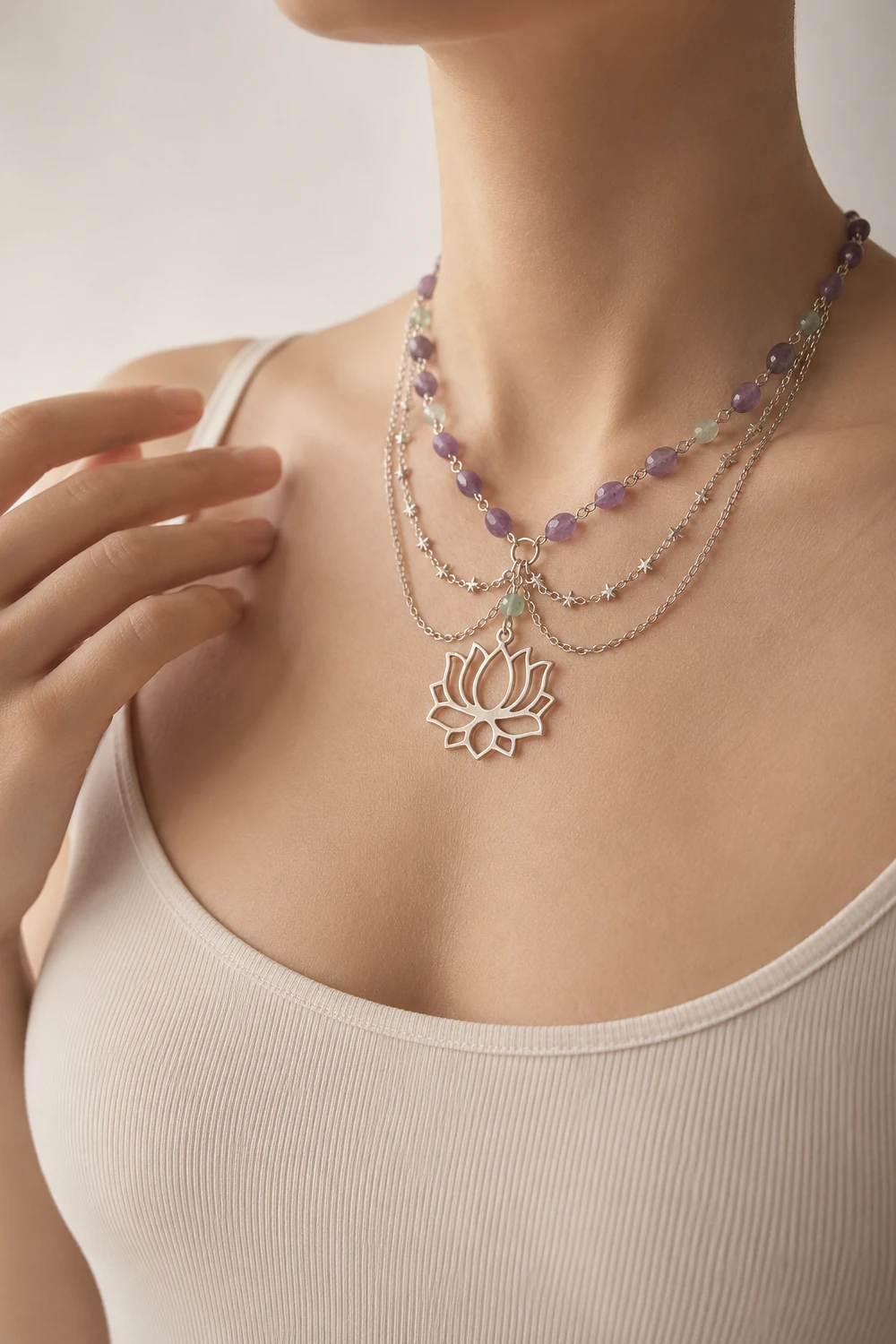 Ametist ve Florit Taşlı Lotus Çiçeği Uçlu Zincirli Kolye model üzerinde