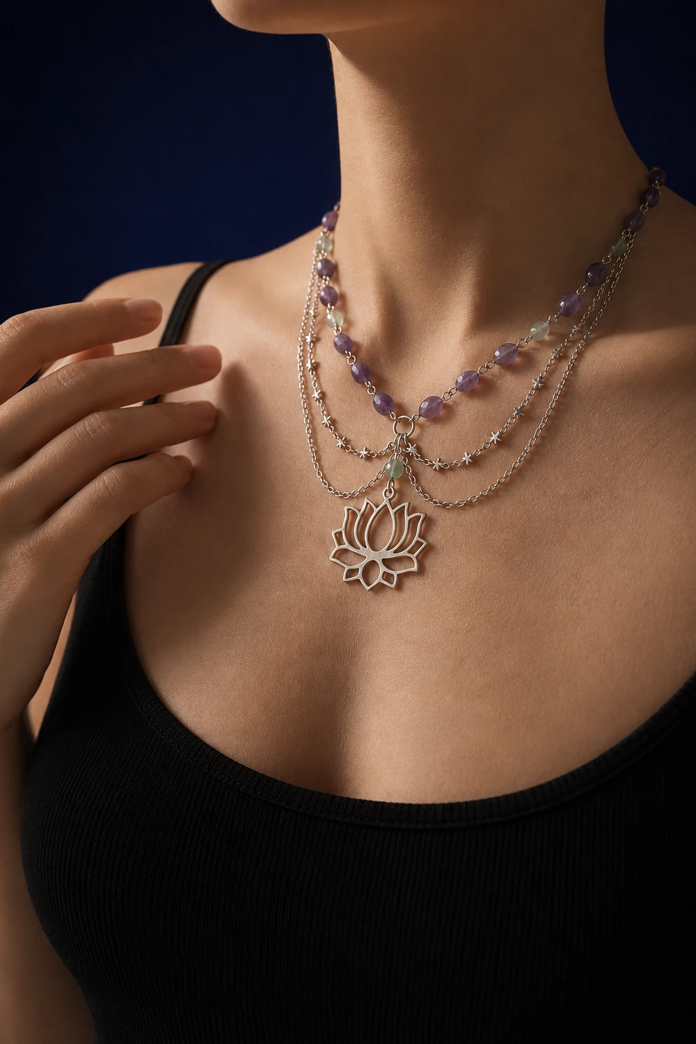 Ametist ve Florit Taşlı Lotus Çiçeği Uçlu Zincirli Kolye model üzerinde gece