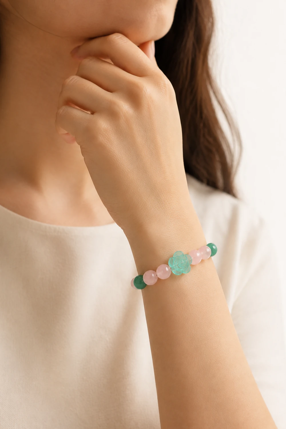 Aventurin 8mm ve Pembe Kuvars Mercimek Kesim Doğal Taş Bileklik model üzerinde