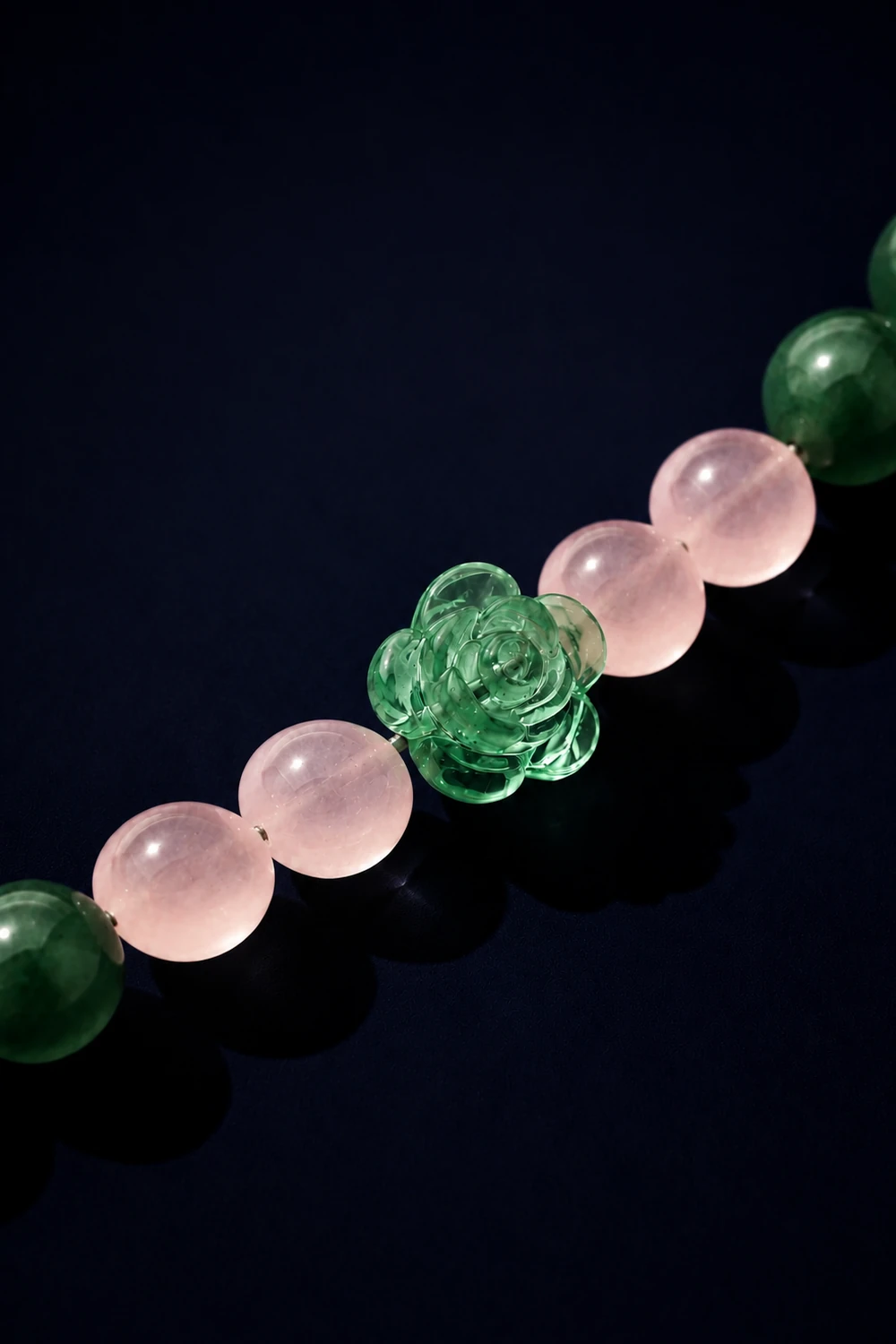 Aventurin 8mm ve Pembe Kuvars Mercimek Kesim Doğal Taş Bileklik taş dokusu yakın çekim gece