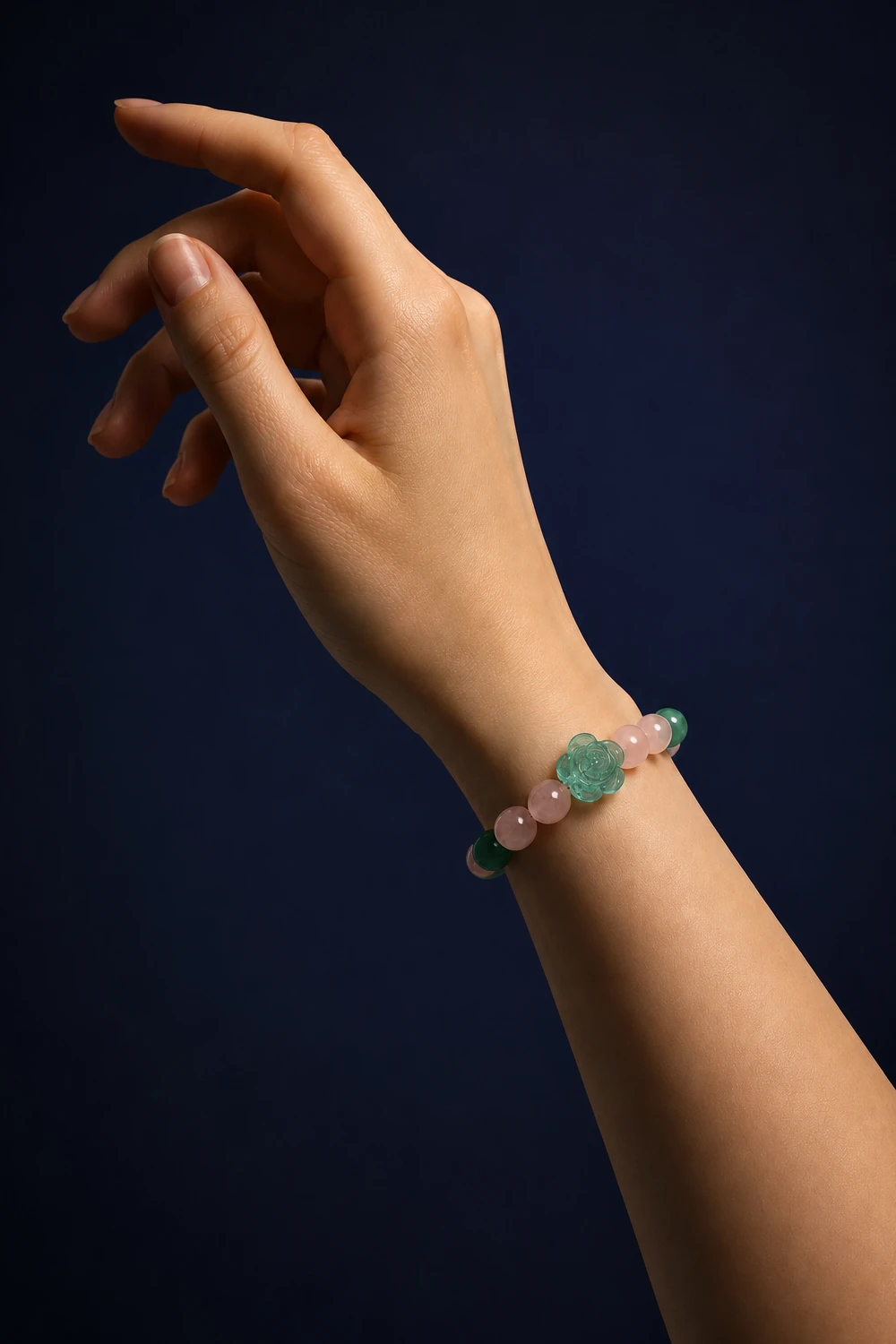 Aventurin 8mm ve Pembe Kuvars Mercimek Kesim Doğal Taş Bileklik takılı hali yakın çekim gece