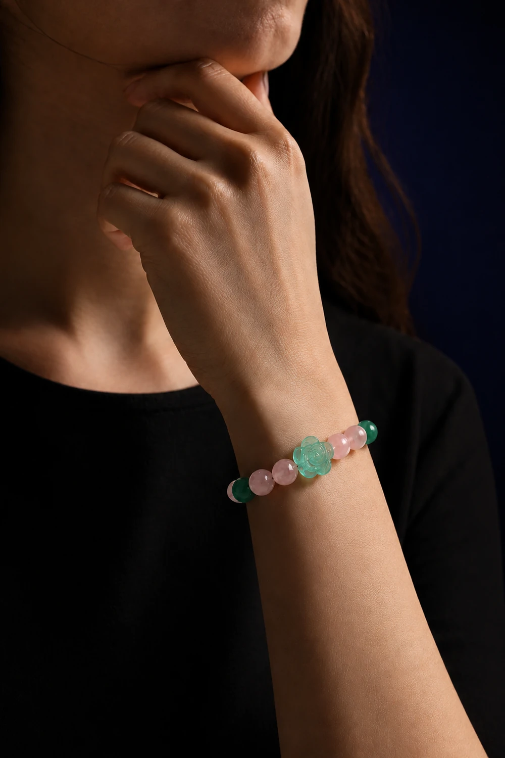 Aventurin 8mm ve Pembe Kuvars Mercimek Kesim Doğal Taş Bileklik model üzerinde gece
