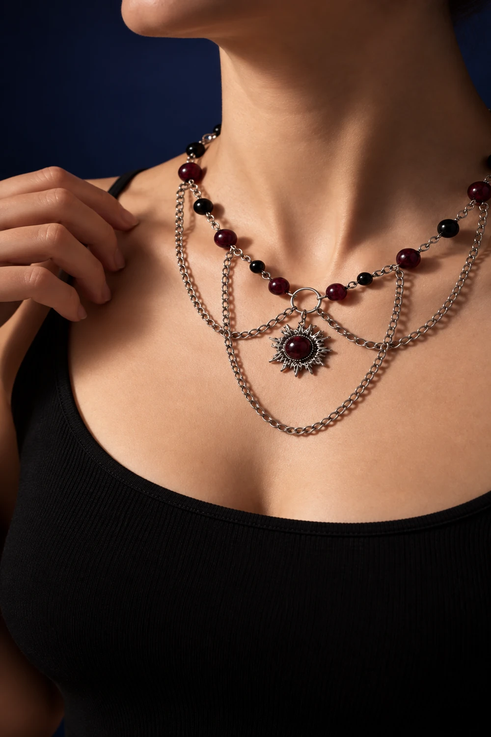 Lal (Garnet) 7mm ve Oniks 6mm Taşlı Güneş Uçlu Zincirli Kolye model üzerinde gece