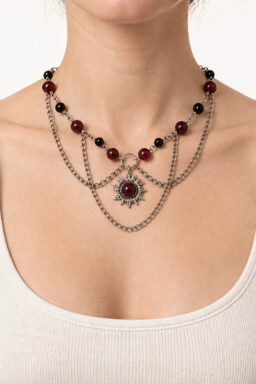 Lal (Garnet) 7mm ve Oniks 6mm Taşlı Güneş Uçlu Zincirli Kolye takılı hali yakın çekim