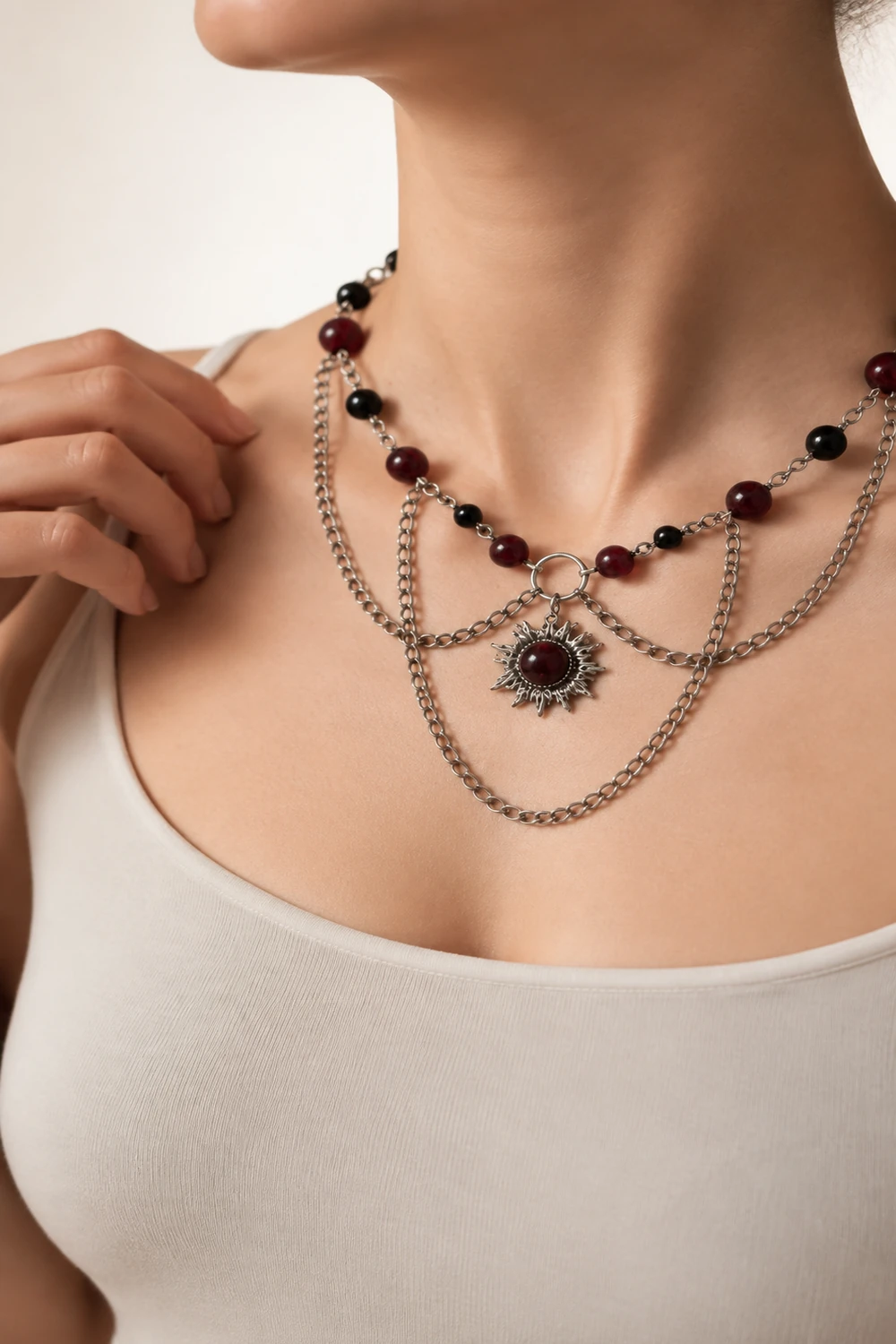 Lal (Garnet) 7mm ve Oniks 6mm Taşlı Güneş Uçlu Zincirli Kolye model üzerinde