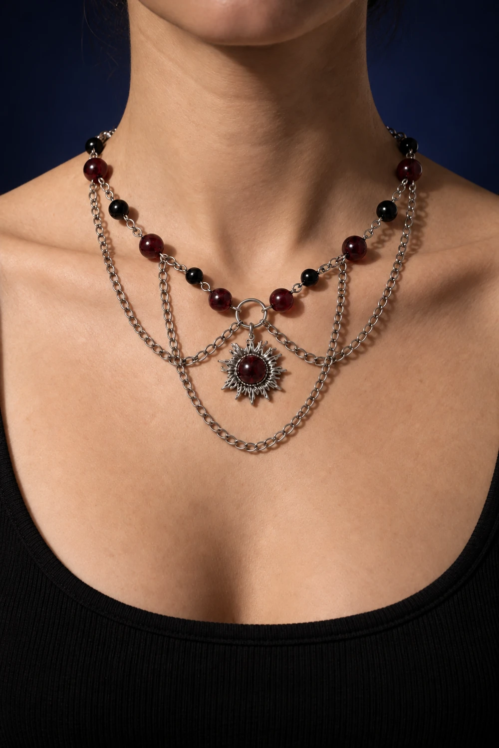 Lal (Garnet) 7mm ve Oniks 6mm Taşlı Güneş Uçlu Zincirli Kolye takılı hali yakın çekim gece