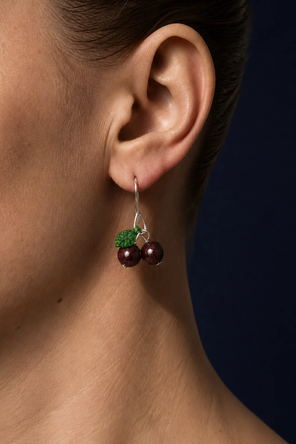 Lal (Garnet) 8mm Kiraz Figürlü Küpe takılı hali yakın çekim gece