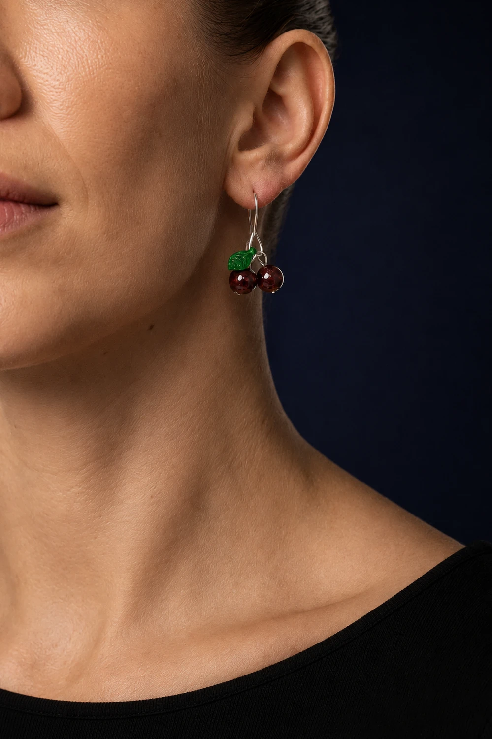 Lal (Garnet) 8mm Kiraz Figürlü Küpe model üzerinde gece