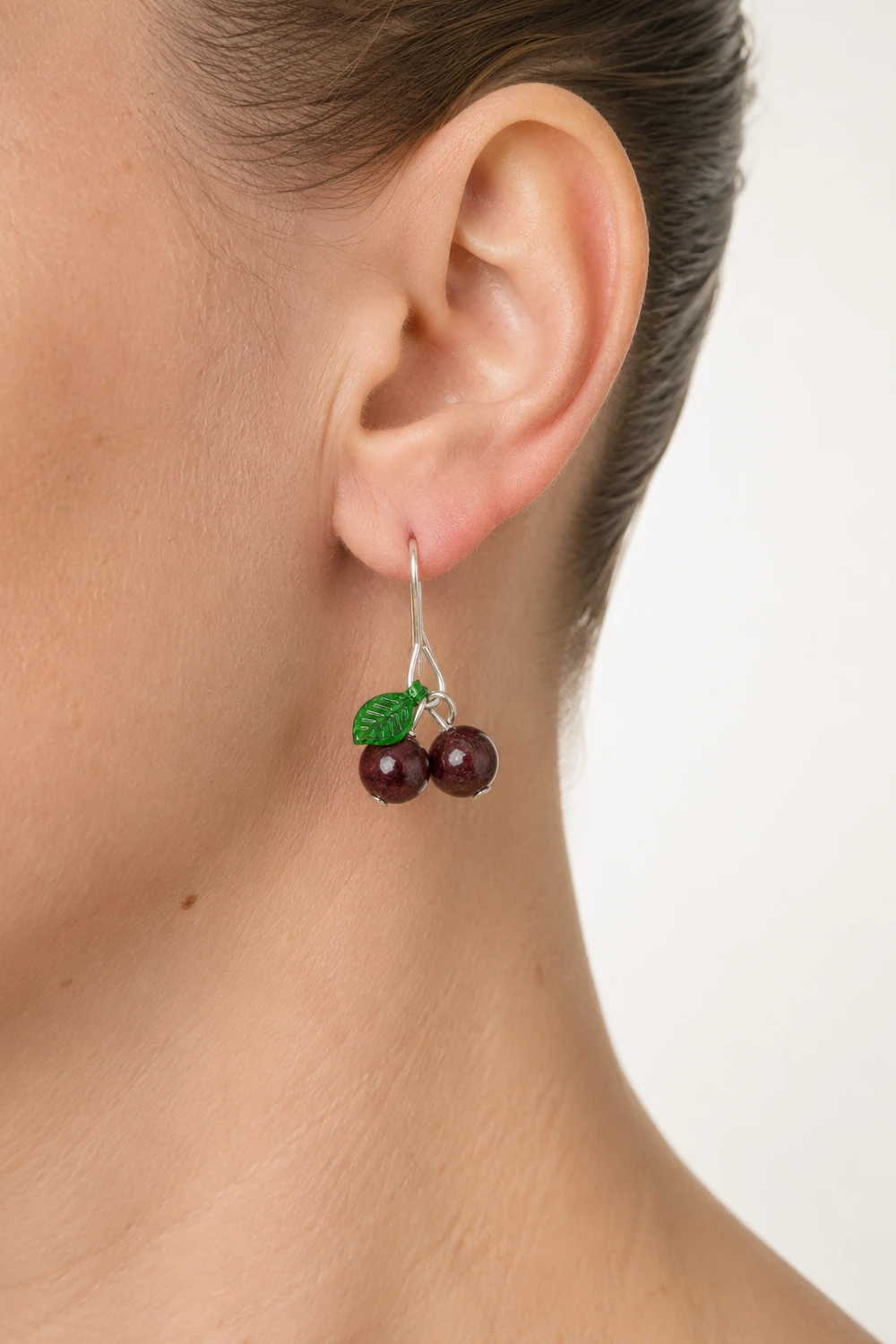 Lal (Garnet) 8mm Kiraz Figürlü Küpe takılı hali yakın çekim
