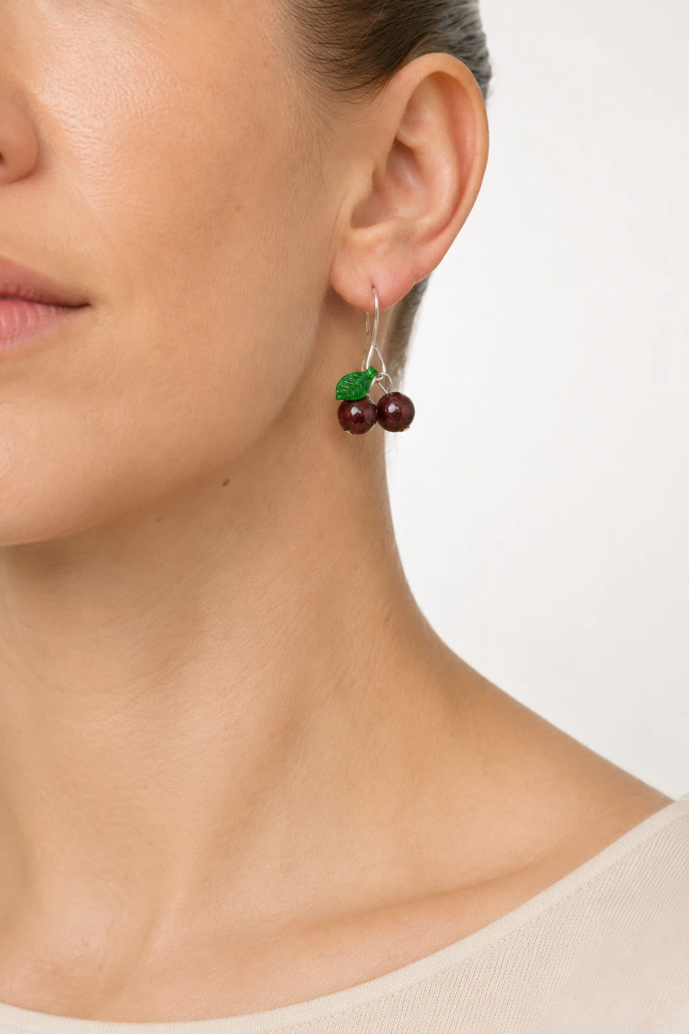 Lal (Garnet) 8mm Kiraz Figürlü Küpe model üzerinde