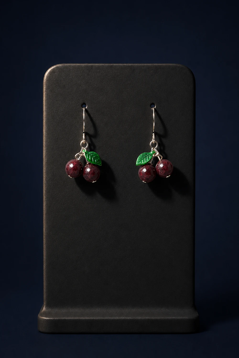 Lal (Garnet) 8mm Kiraz Figürlü Küpe ürün görseli gece