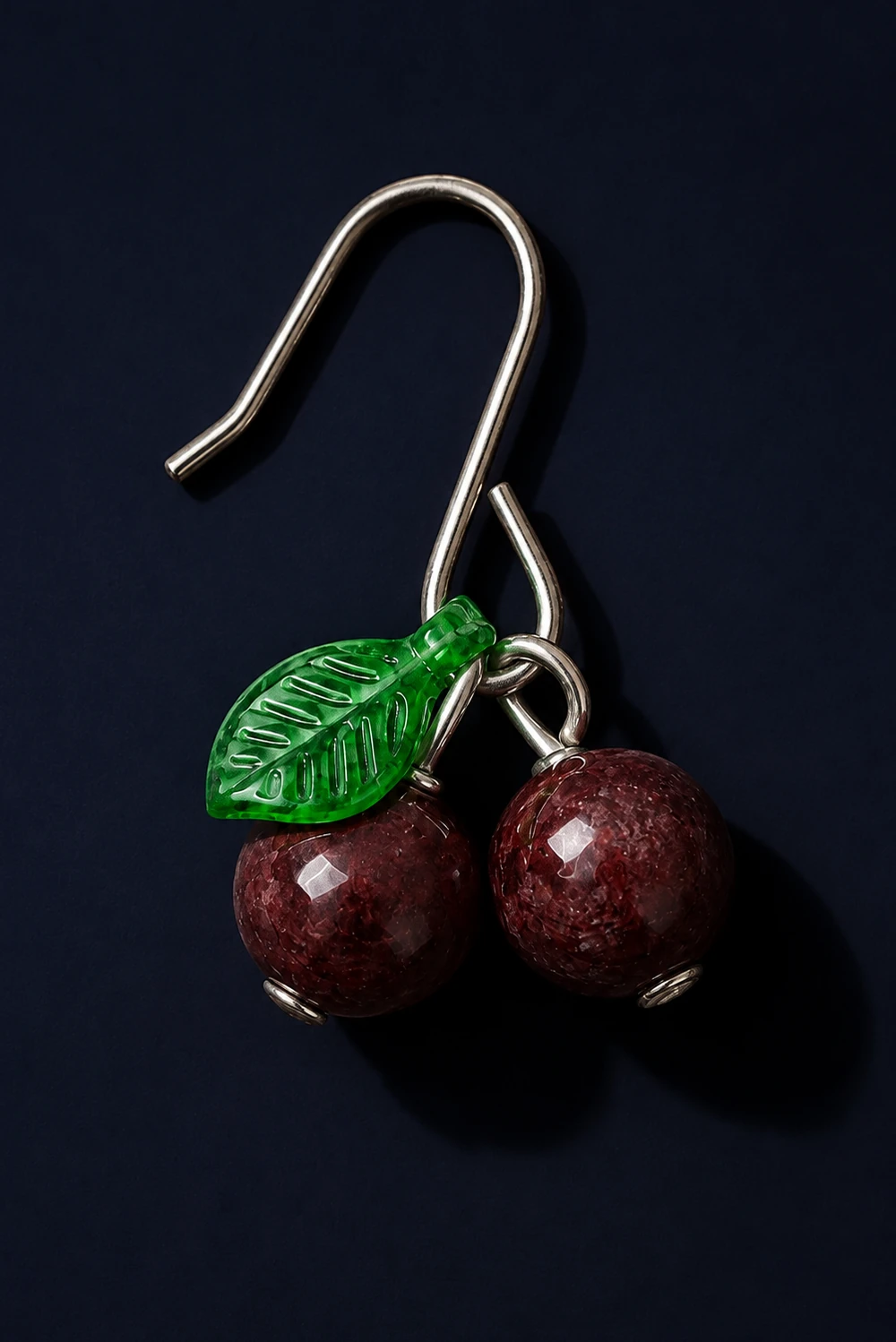 Lal (Garnet) 8mm Kiraz Figürlü Küpe taş dokusu yakın çekim gece