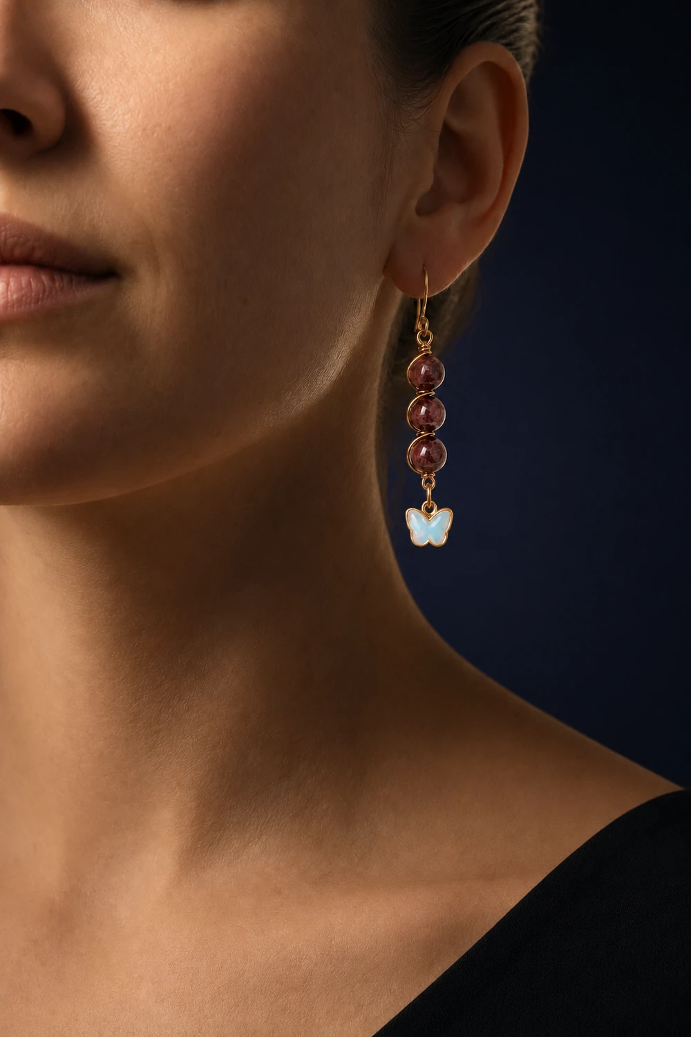 Lal (Garnet) 8mm Üçlü Sıralı Burgu Kelebek Uçlu Küpe model üzerinde gece