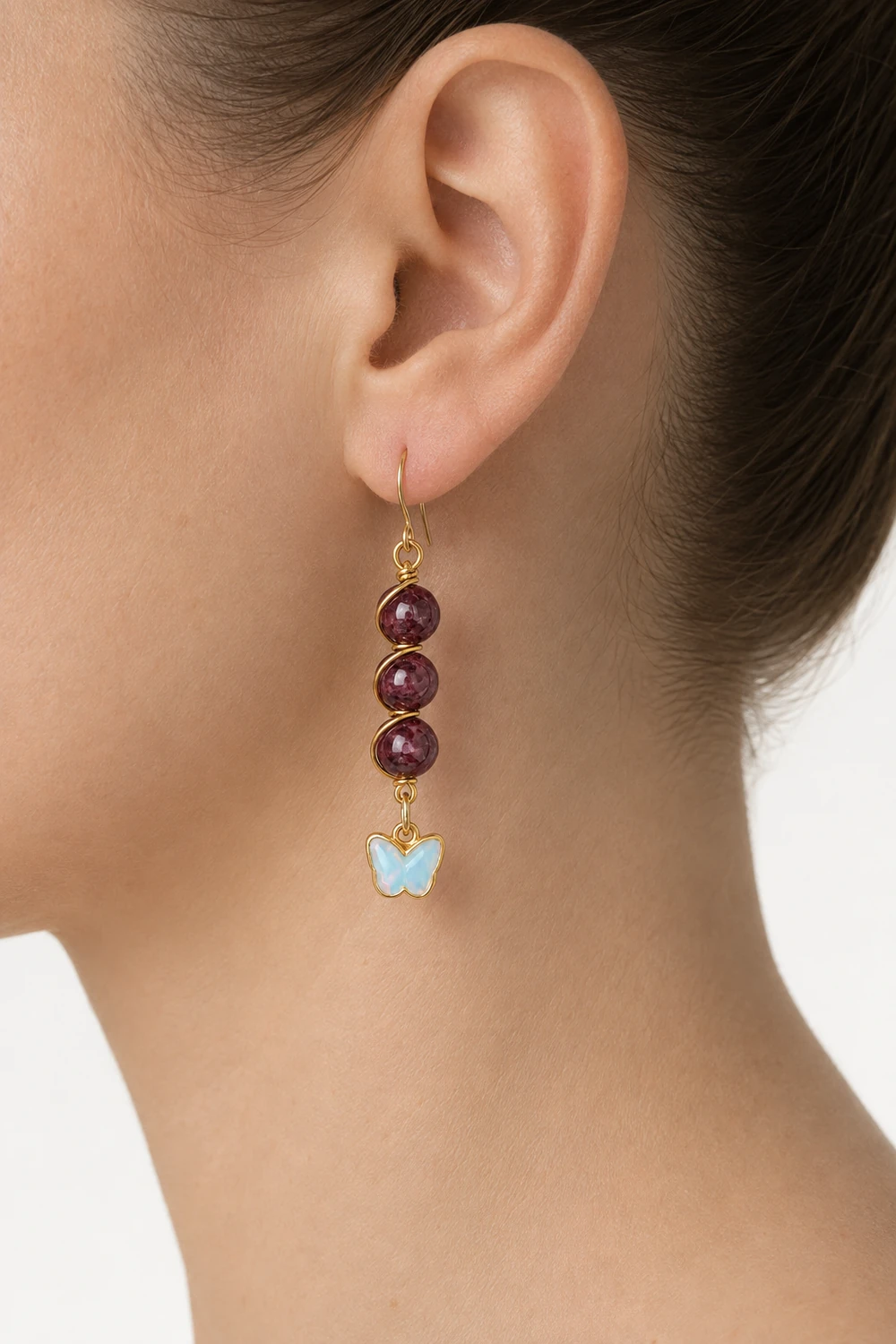 Lal (Garnet) 8mm Üçlü Sıralı Burgu Kelebek Uçlu Küpe takılı hali yakın çekim