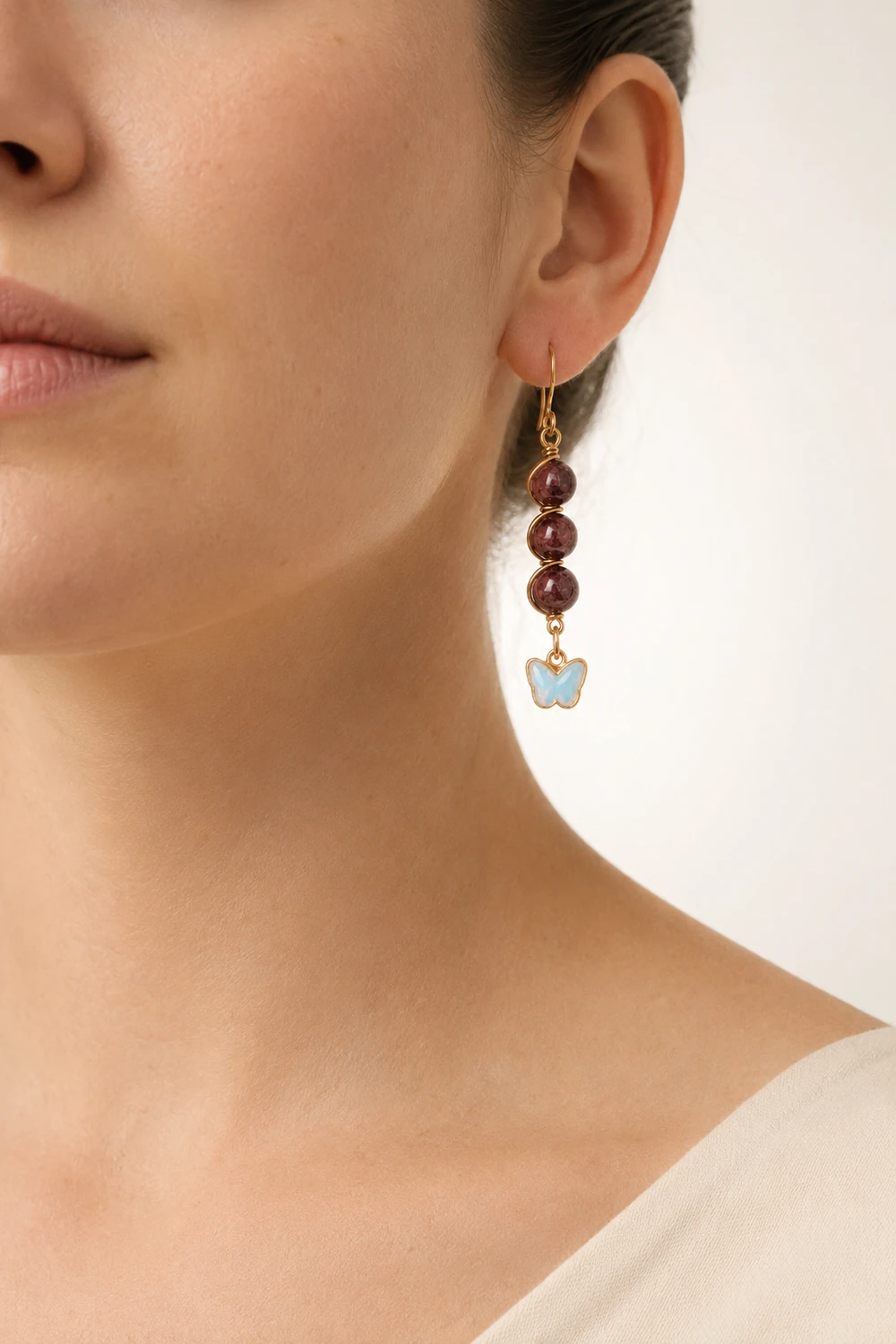Lal (Garnet) 8mm Üçlü Sıralı Burgu Kelebek Uçlu Küpe model üzerinde