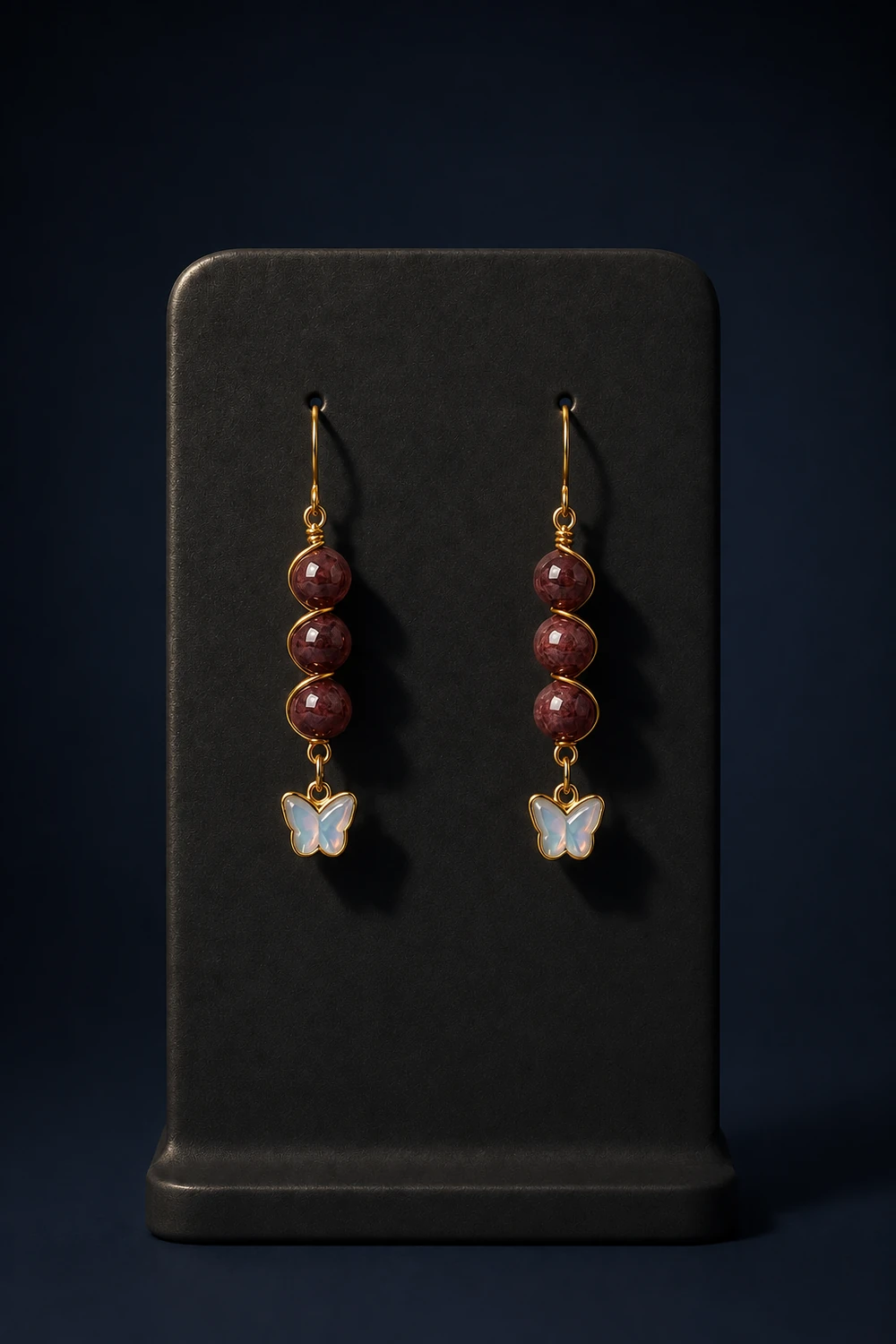 Lal (Garnet) 8mm Üçlü Sıralı Burgu Kelebek Uçlu Küpe ürün görseli gece