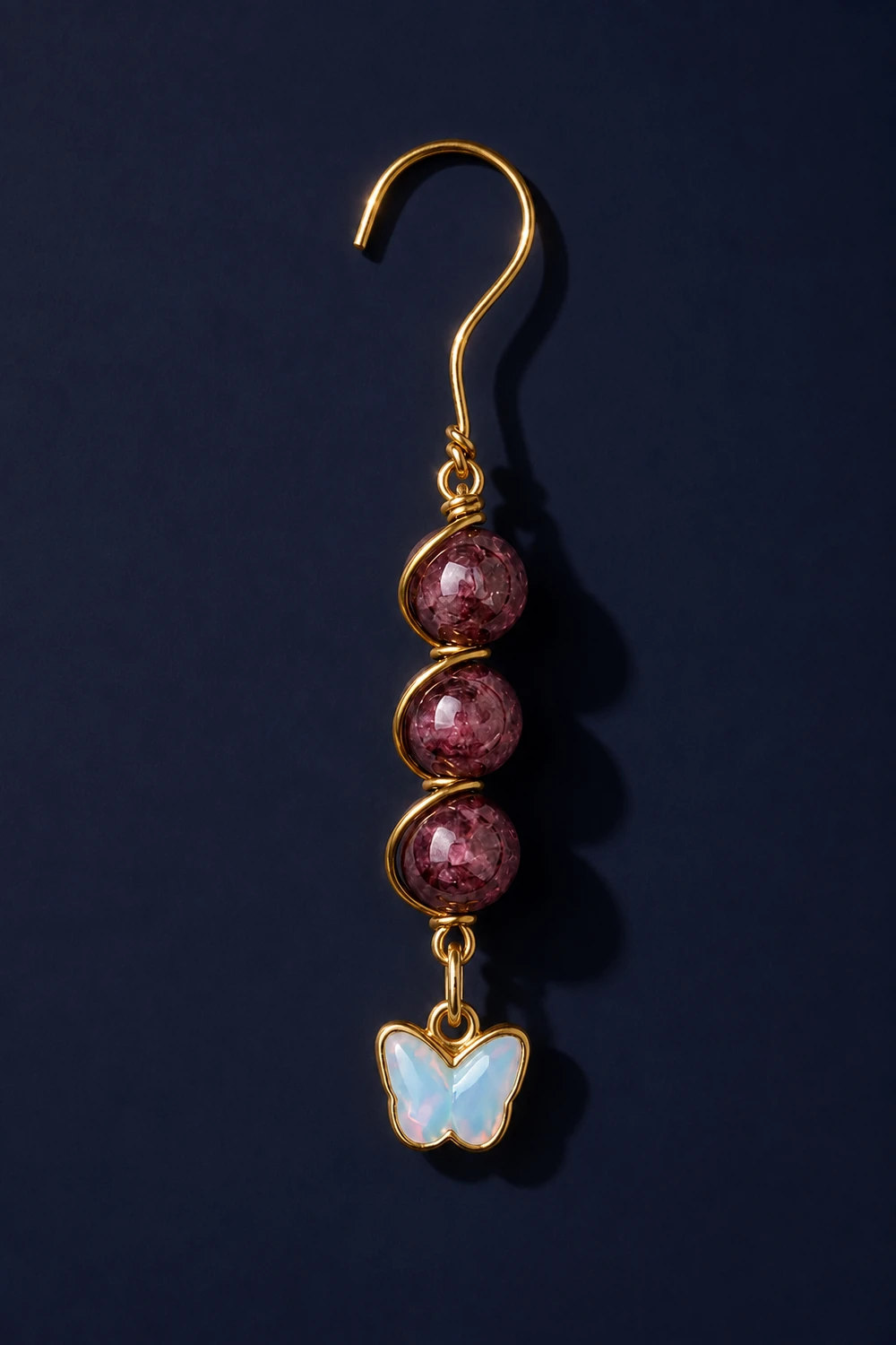 Lal (Garnet) 8mm Üçlü Sıralı Burgu Kelebek Uçlu Küpe taş dokusu yakın çekim gece