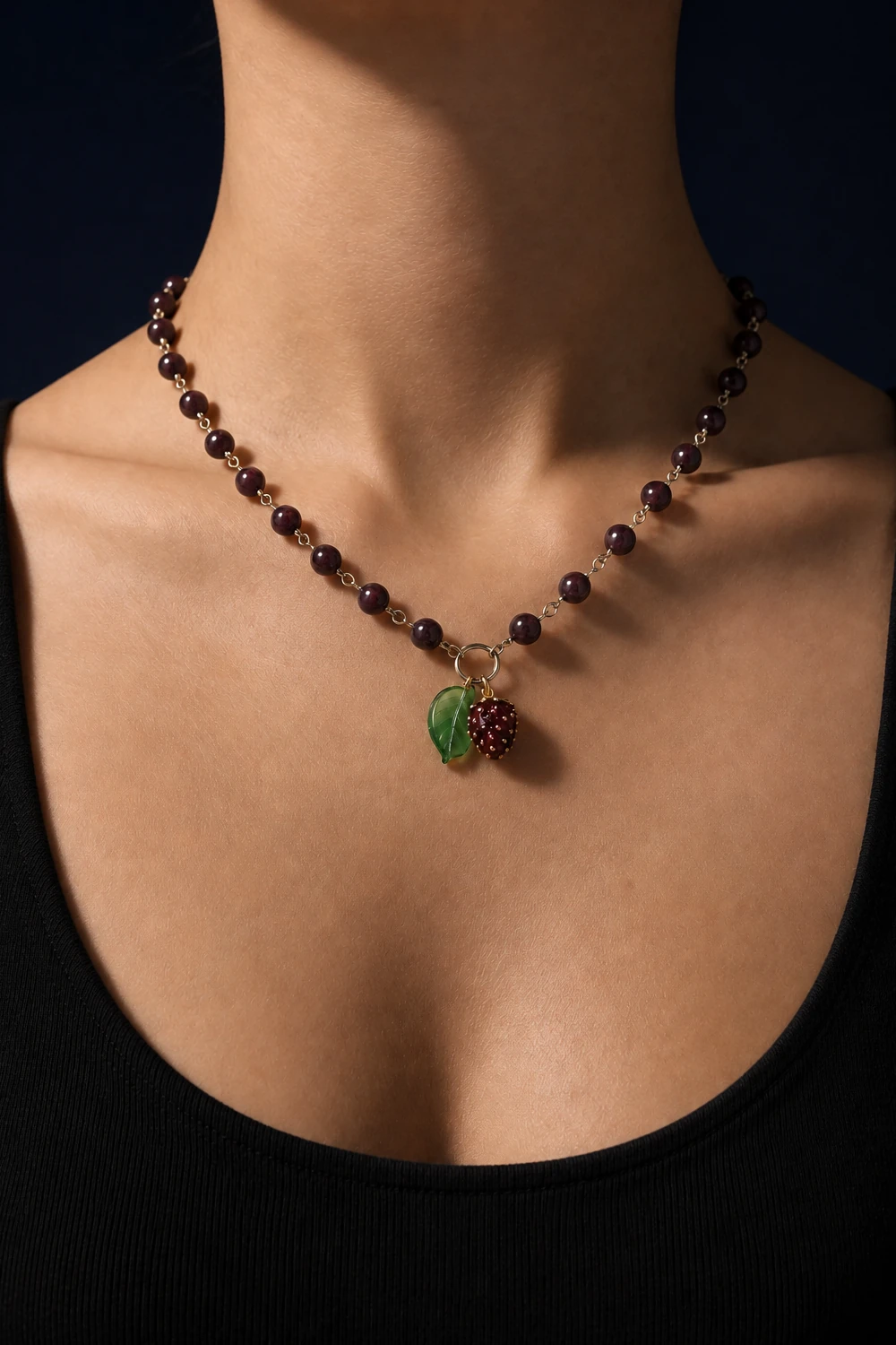 Lal (Garnet) Taşlı Böğürtlen Uçlu Kolye takılı hali yakın çekim gece