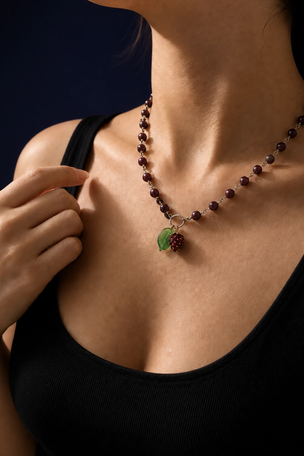 Lal (Garnet) Taşlı Böğürtlen Uçlu Kolye model üzerinde gece