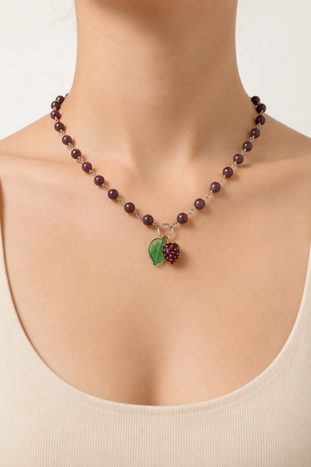 Lal (Garnet) Taşlı Böğürtlen Uçlu Kolye takılı hali yakın çekim