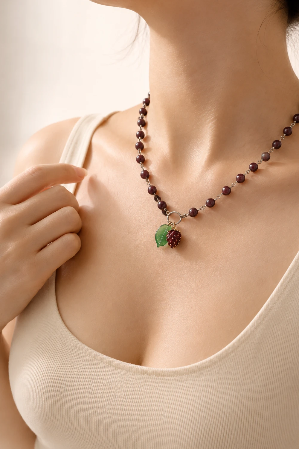 Lal (Garnet) Taşlı Böğürtlen Uçlu Kolye model üzerinde