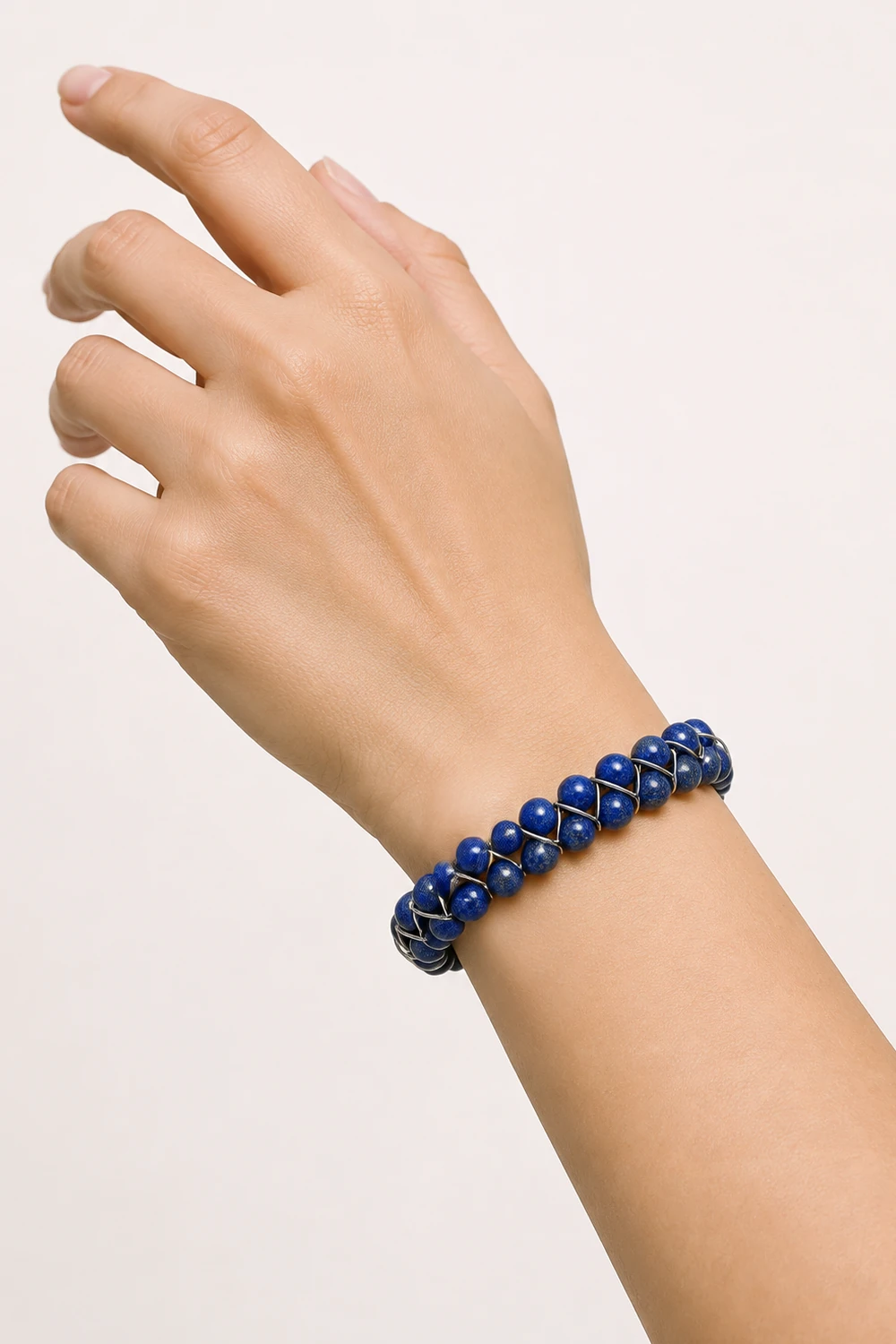 Lapis Lazuli 8mm Çift Sıra Doğal Taş Bileklik takılı hali yakın çekim