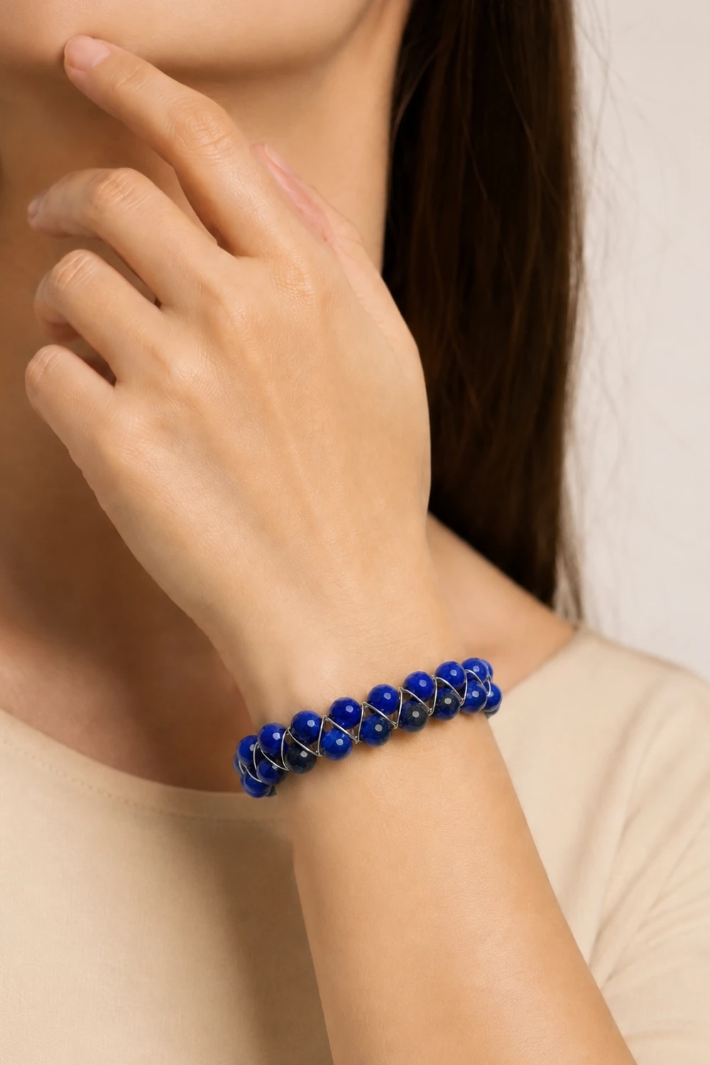 Lapis Lazuli 8mm Çift Sıra Doğal Taş Bileklik model üzerinde