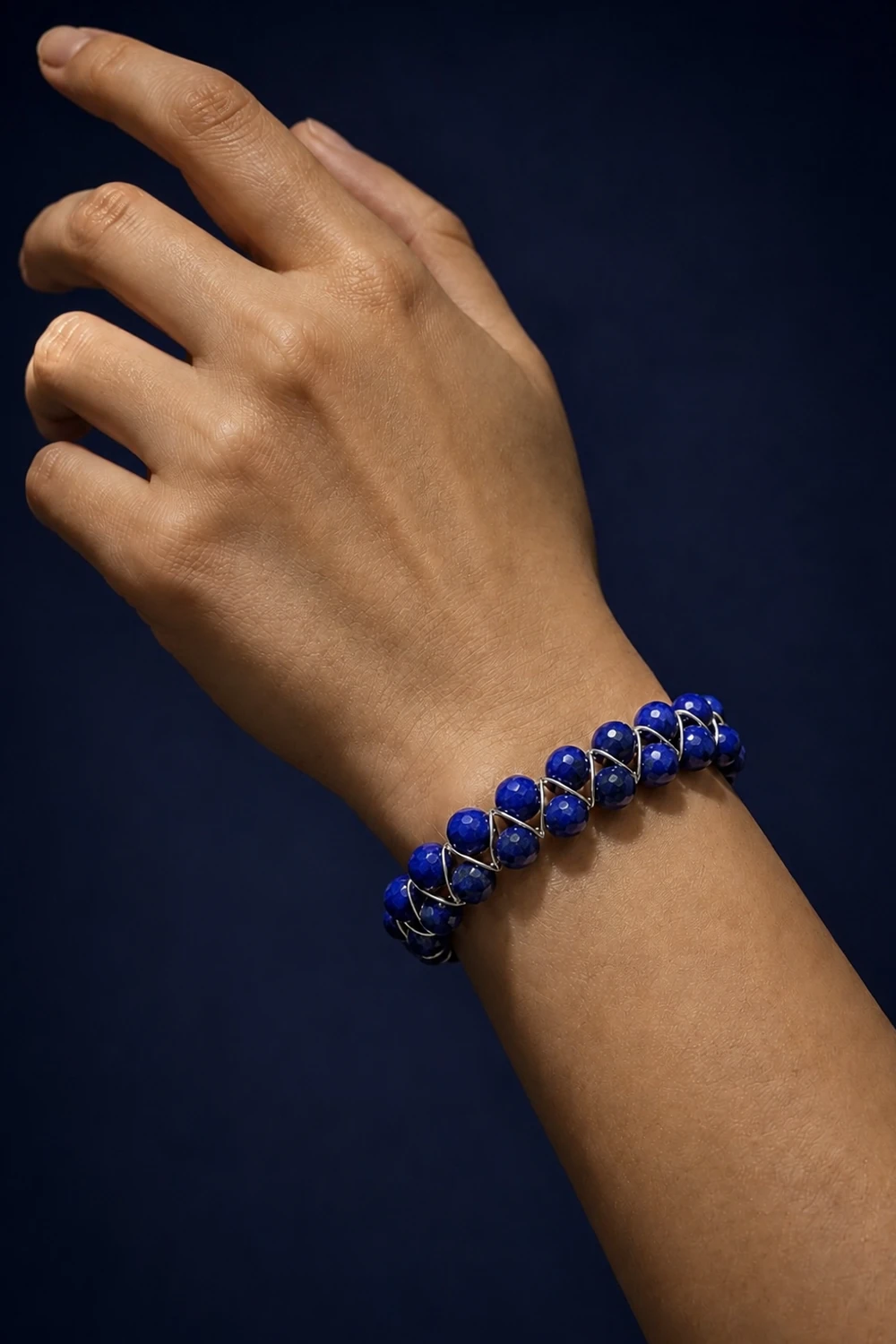 Lapis Lazuli 8mm Çift Sıra Doğal Taş Bileklik takılı hali yakın çekim gece