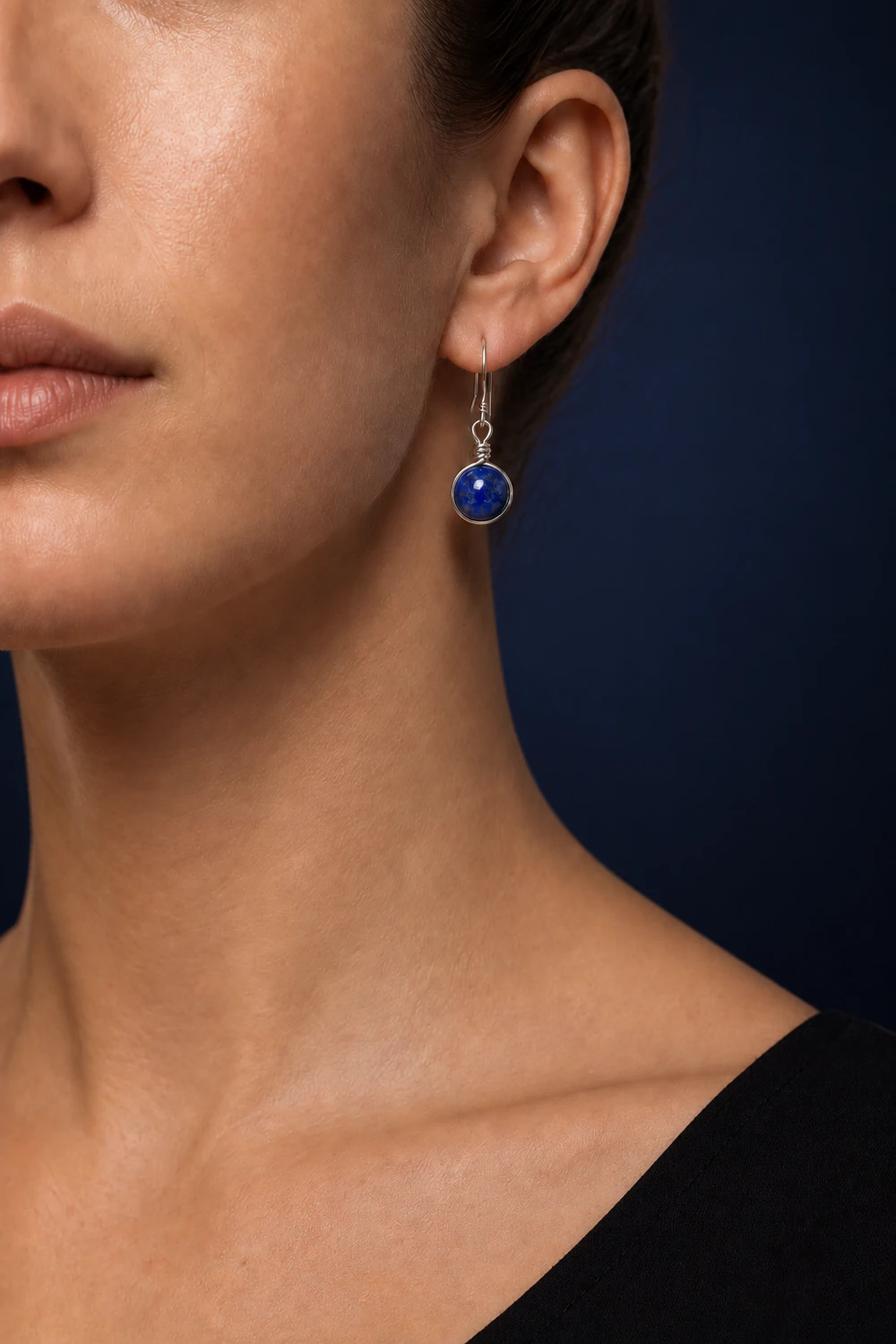 Lapis Lazuli 8mm Tel Çerçeveli Küpe model üzerinde gece