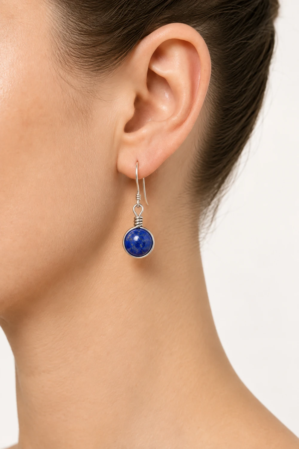 Lapis Lazuli 8mm Tel Çerçeveli Küpe model üzerinde