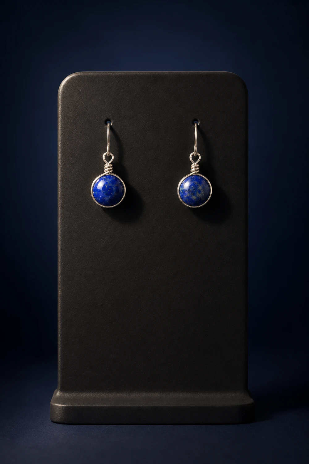 Lapis Lazuli 8mm Tel Çerçeveli Küpe ürün görseli gece
