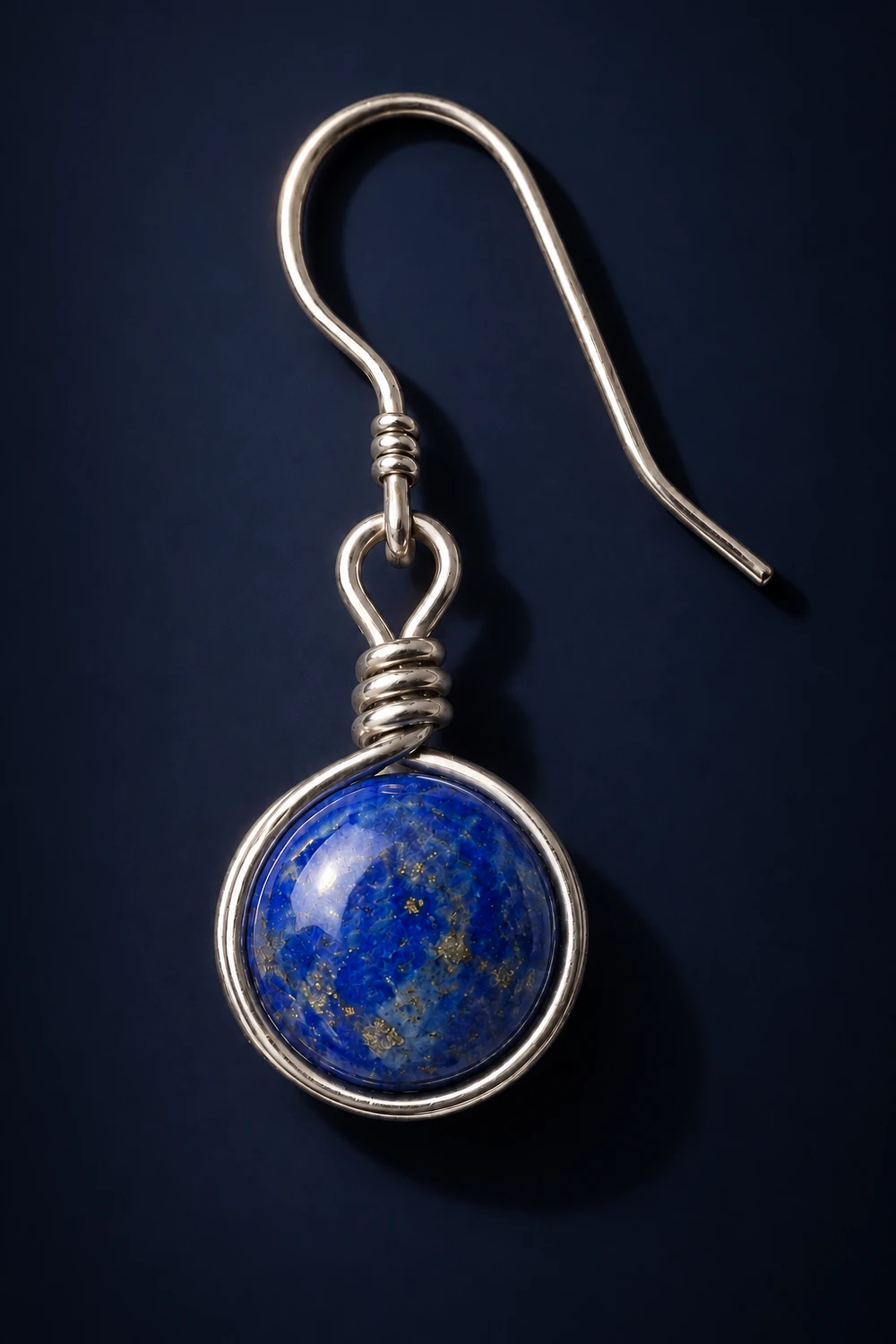 Lapis Lazuli 8mm Tel Çerçeveli Küpe taş dokusu yakın çekim gece