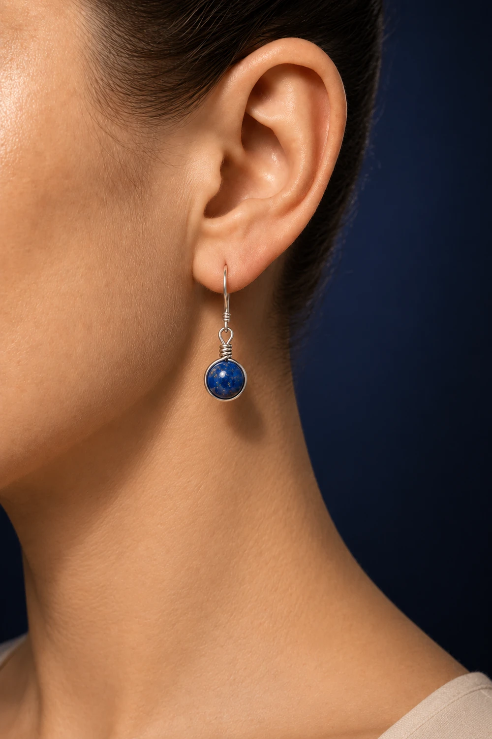Lapis Lazuli 8mm Tel Çerçeveli Küpe takılı hali yakın çekim gece