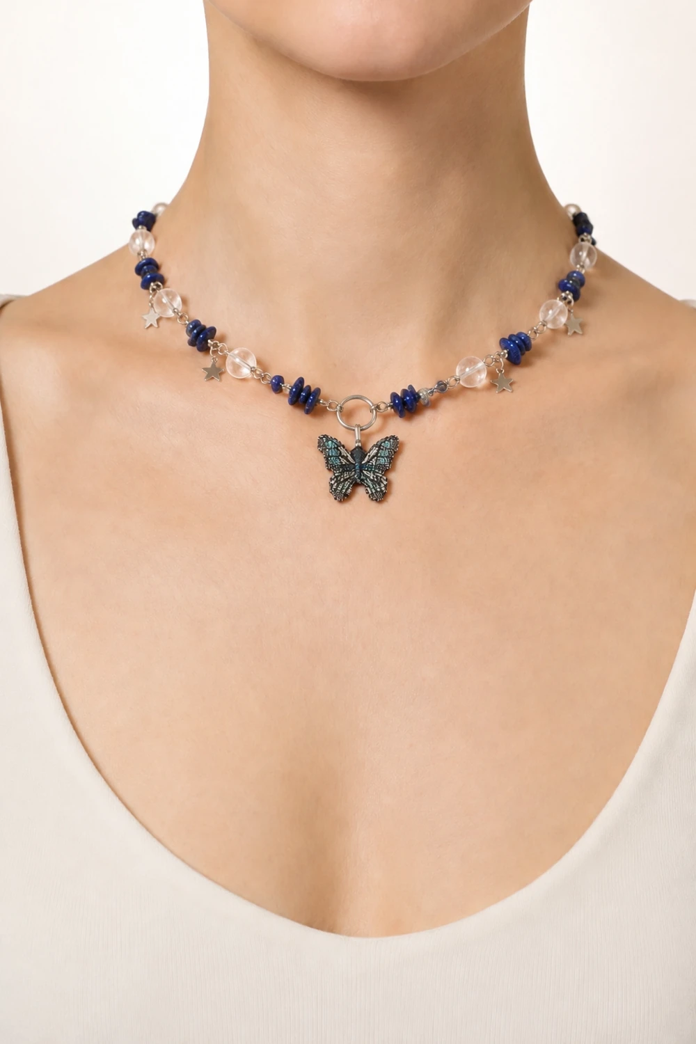 Lapis Lazuli ve Kristal Kuvars Taşlı Kelebek Uçlu Kolye takılı hali yakın çekim