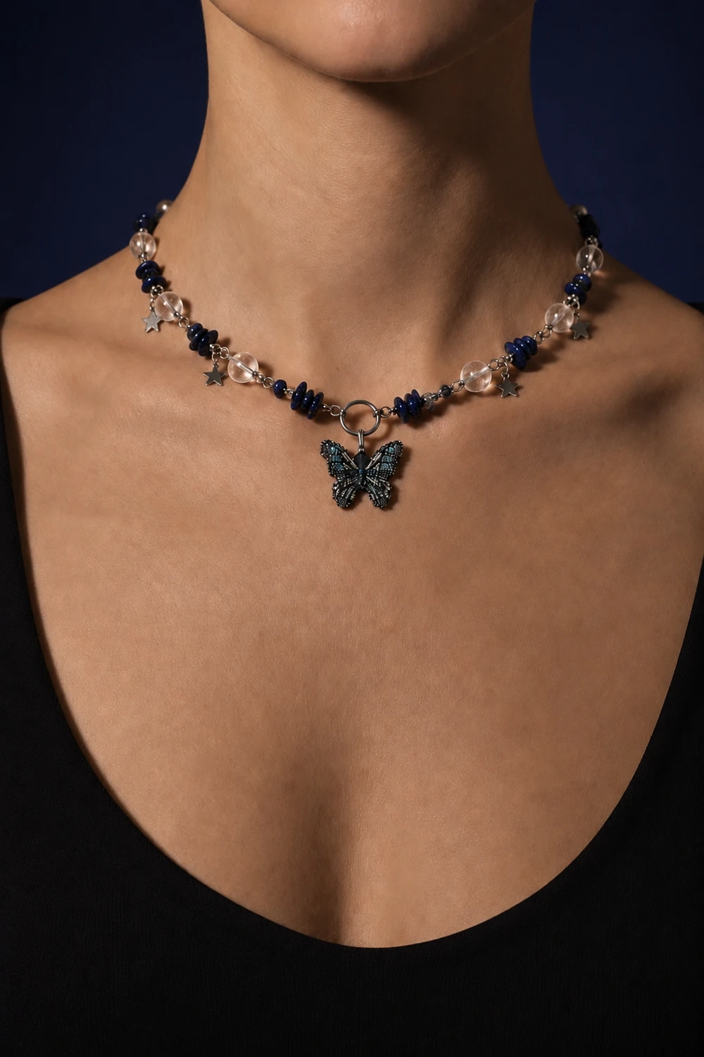 Lapis Lazuli ve Kristal Kuvars Taşlı Kelebek Uçlu Kolye takılı hali yakın çekim gece