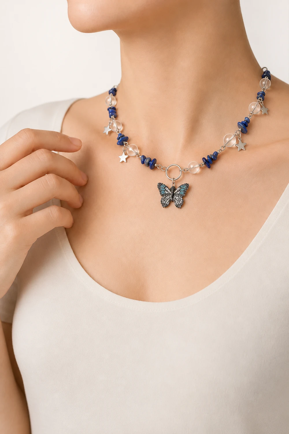 Lapis Lazuli ve Kristal Kuvars Taşlı Kelebek Uçlu Kolye model üzerinde