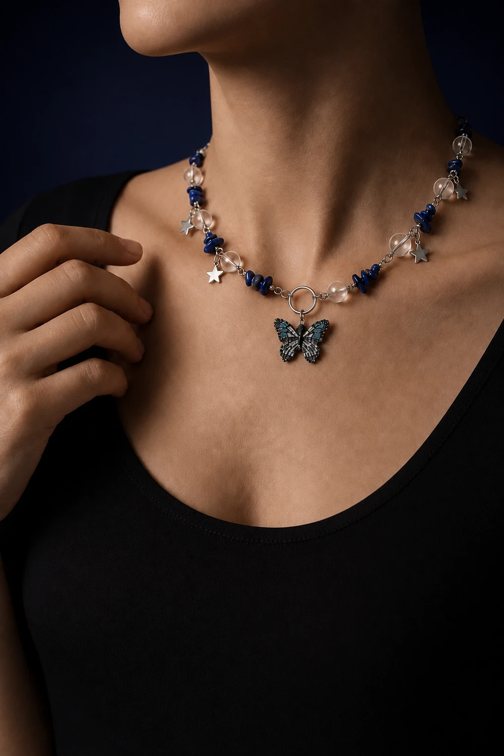 Lapis Lazuli ve Kristal Kuvars Taşlı Kelebek Uçlu Kolye model üzerinde gece