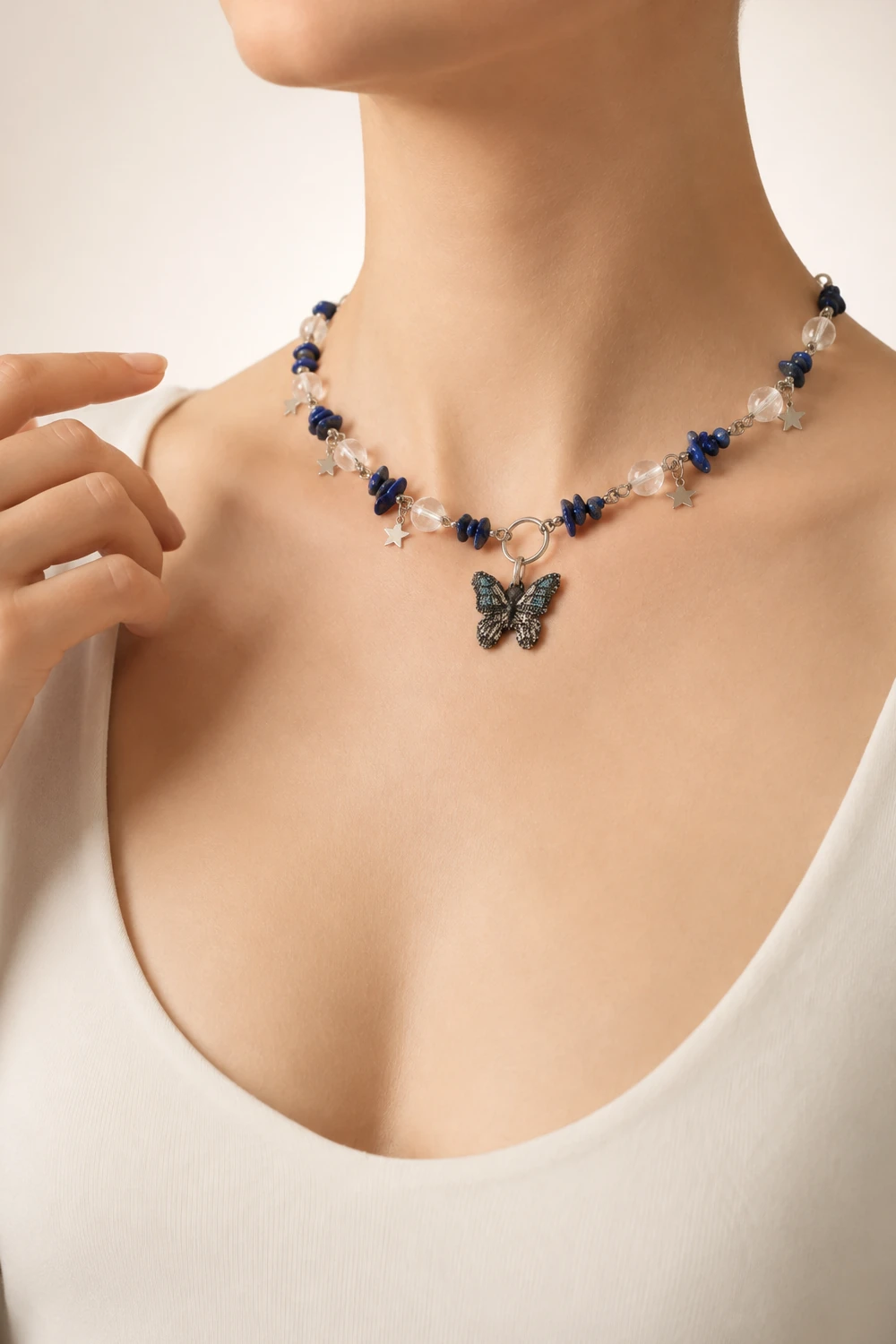 Lapis Lazuli ve Kristal Kuvars Taşlı Kelebek Uçlu Kolye model üzerinde