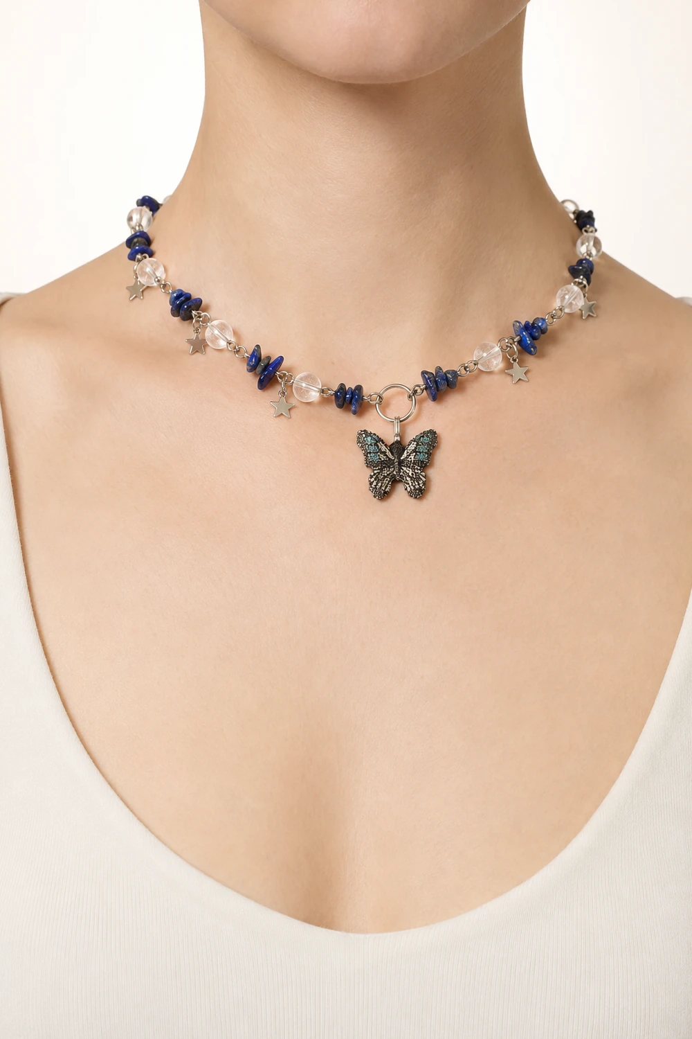 Lapis Lazuli ve Kristal Kuvars Taşlı Kelebek Uçlu Kolye takılı hali yakın çekim