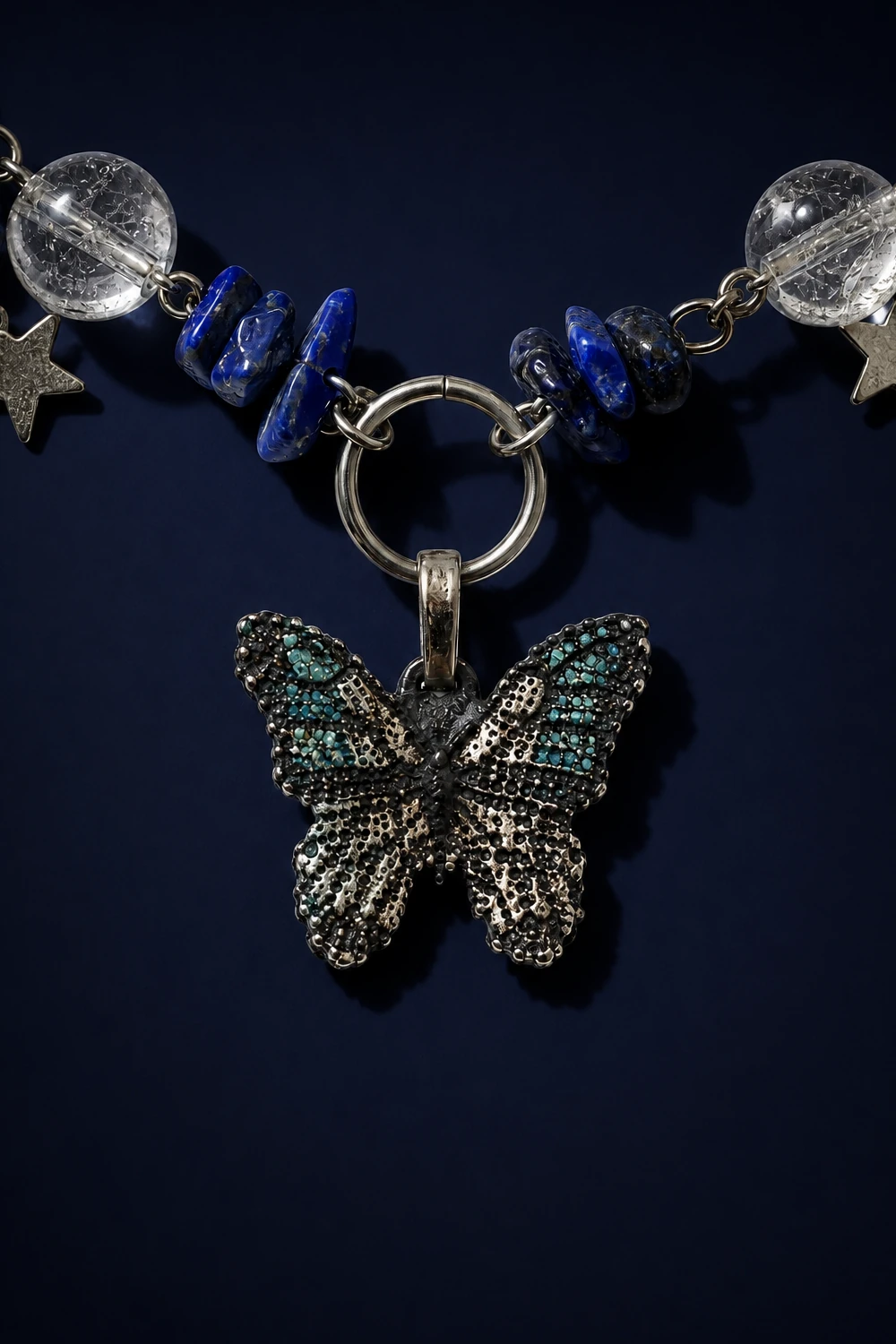 Lapis Lazuli ve Kristal Kuvars Taşlı Kelebek Uçlu Kolye taş dokusu yakın çekim gece