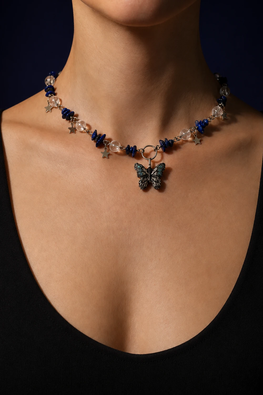 Lapis Lazuli ve Kristal Kuvars Taşlı Kelebek Uçlu Kolye takılı hali yakın çekim gece
