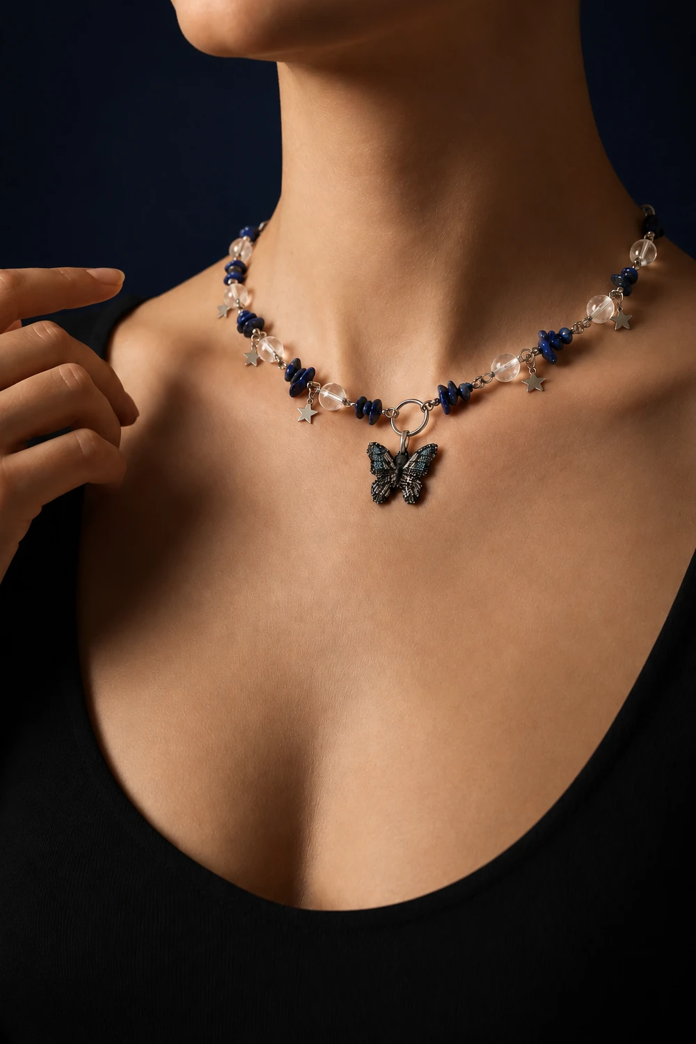 Lapis Lazuli ve Kristal Kuvars Taşlı Kelebek Uçlu Kolye model üzerinde gece