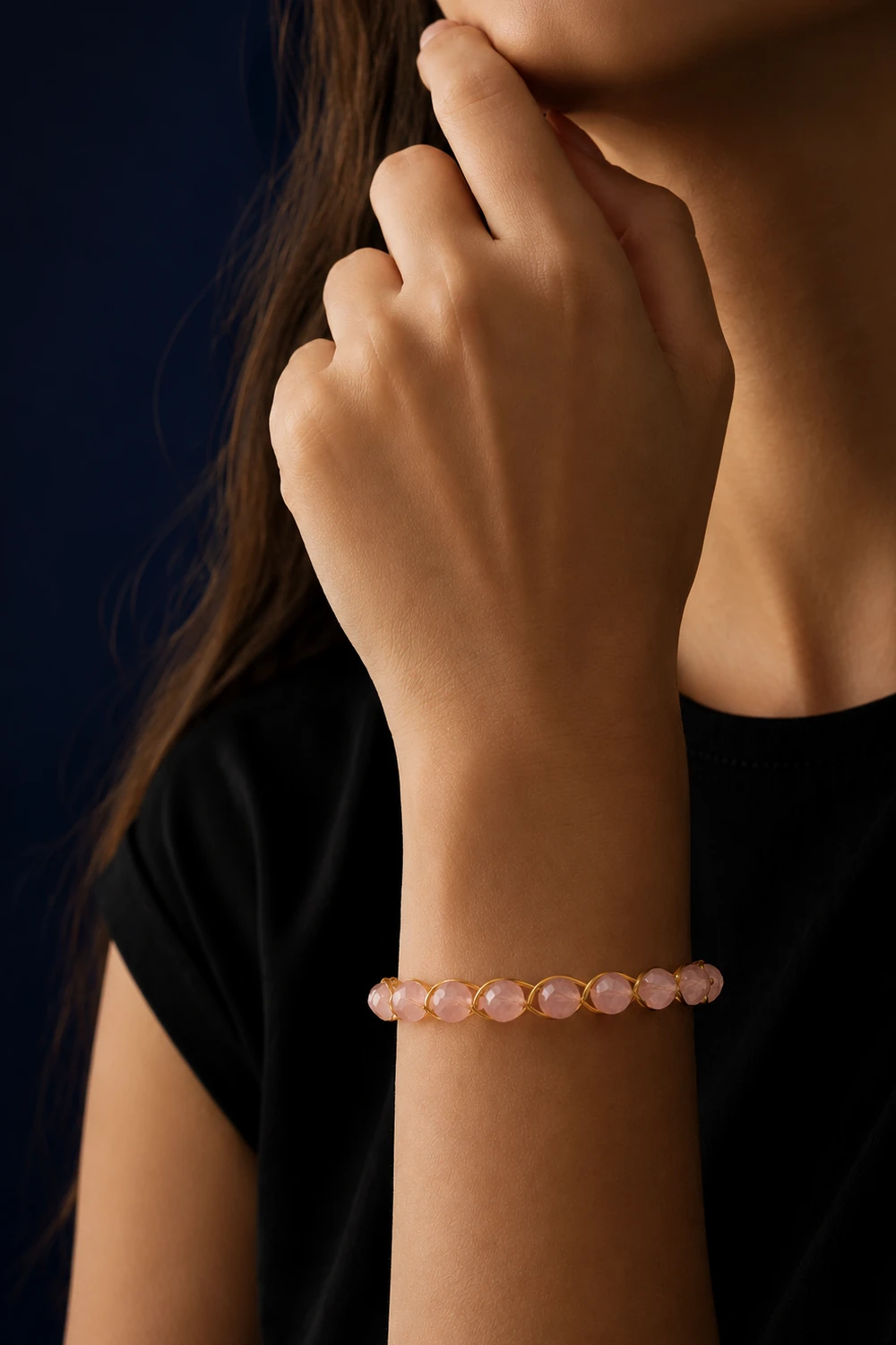 Pembe Kuvars 6mm Örgü Doğal Taş Bileklik model üzerinde gece