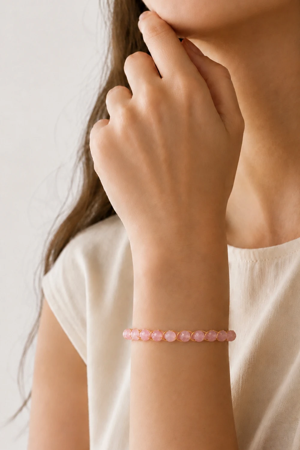 Pembe Kuvars 6mm Örgü Doğal Taş Bileklik model üzerinde