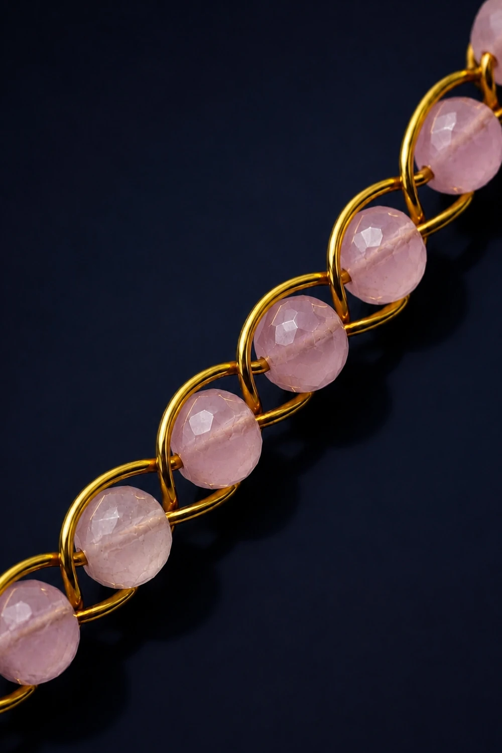 Pembe Kuvars 6mm Örgü Doğal Taş Bileklik taş dokusu yakın çekim gece