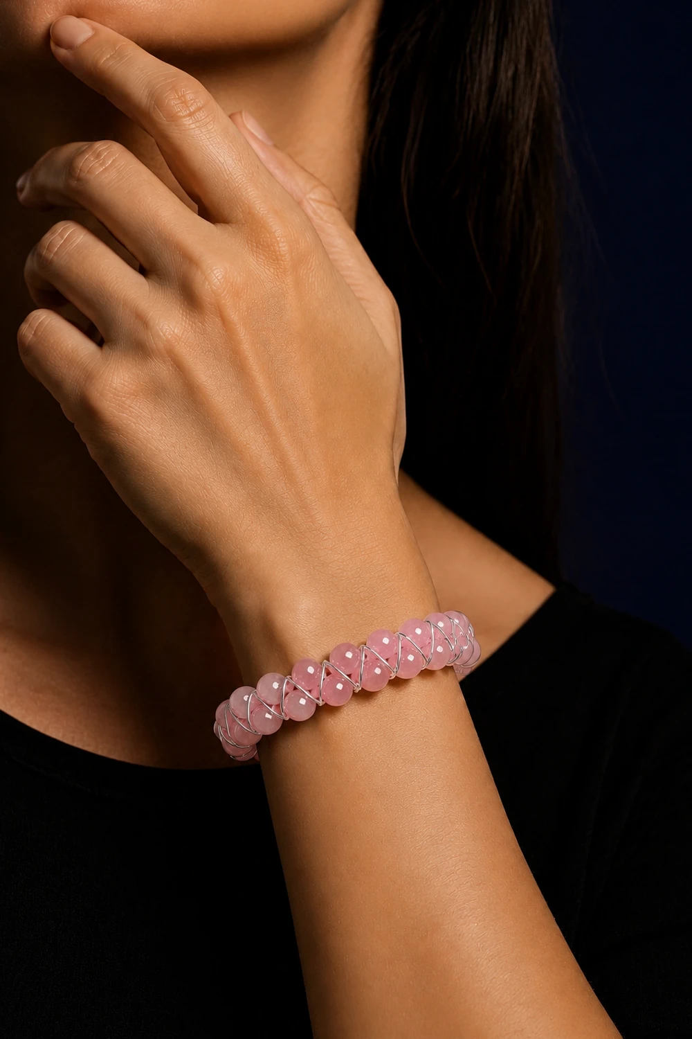 Pembe Kuvars 8mm Çift Sıra Doğal Taş Bileklik model üzerinde gece