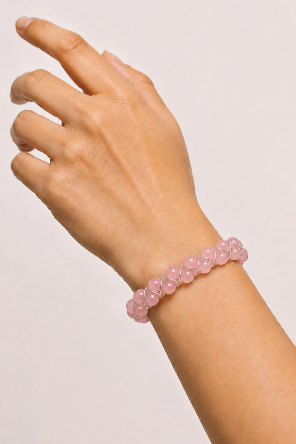 Pembe Kuvars 8mm Çift Sıra Doğal Taş Bileklik takılı hali yakın çekim