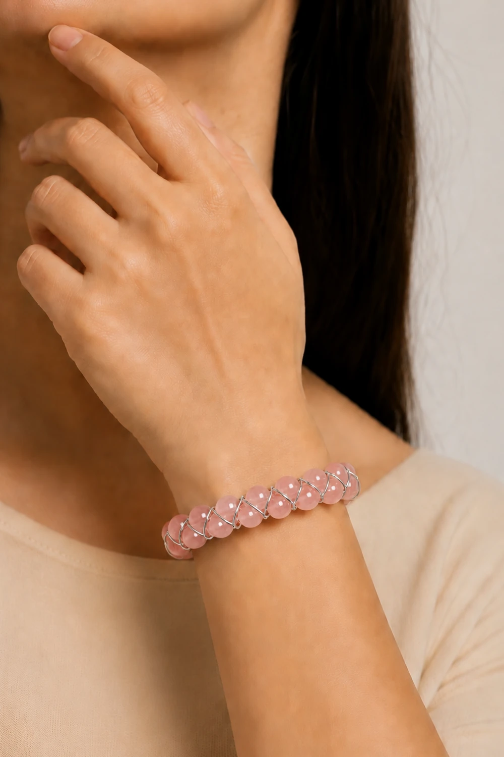 Pembe Kuvars 8mm Çift Sıra Doğal Taş Bileklik model üzerinde